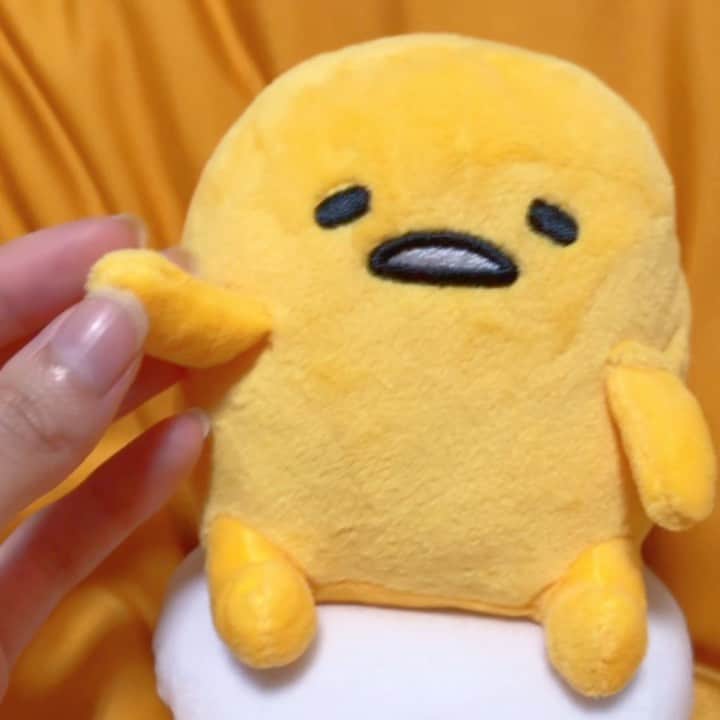富久美玲のインスタグラム：「_ . ファンの方からプレゼントして頂いた ぐでたまのオルゴール🥺💕 . 是非、音ありで聴いてみて下さい🎶 . #プレゼント#オルゴール堂#ぐでたまテーマソング#ぐでたま#gudetama#sanrio」