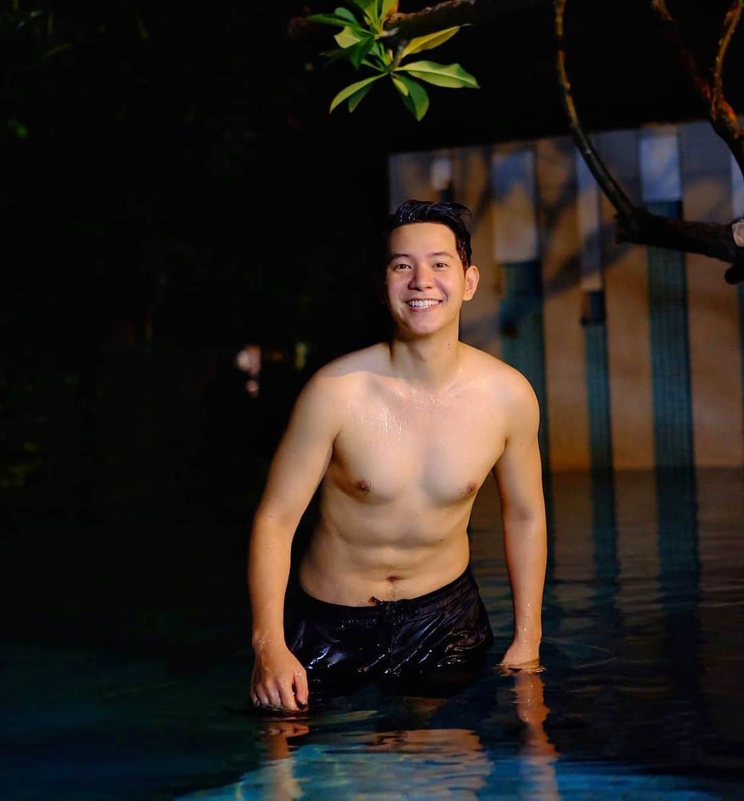 アイス・サランユーのインスタグラム：「ไม่ผอม... ไม่อ้วน... เป็นคน"ท้วม"ที่มีค่า BMI ตามเกณฑ์ 😂 ช่วงอยู่บ้านบ้าน รู้สึกว่า  ลองตั้งใจออกกำลังกาย ดูดิ๊ เอาเท่าที่ได้ ในขณะที่การกินไม่ผ่อนไม่เบาเล๊ยยยย!! วิ่ง,ว่ายน้ำ,เวท ตอนนี้ได้ประมาณนี้ มันก็ยังไม่ดีหรอกนะ  สำหรับเรา การมีความสุขมากกับการกิน  แล้วจัดการร่างกายตัวเองได้ประมาณนี้ นี่อาจเป็นช่วงที่ดีสุดแล้วหรือเปล่า (ไม่นับตอน วัยรุ่นตอนเพลงหอม ที่คุมทั้งอาหาร&การออกกำลังกายนะ  มีรูปใน ig @icesarunyu_official )  เพราะพ้นจากช่วงนี้ไป น่าจะออกกำลังกายน้อยลง และ แน่นอนว่าการกิน ไม่น่าจะน้อยลงได้ เพราะมีความสุขเหลือเกิน  ถ่ายเก็บไว้ดูหลัง ว่ายน้ำเสร็จ😂😁🙏 ปล สมัยก่อนไม่ค่อยเข้าใจทำไมคนออกกำลังกายถึงชอบถ่ายรูปร่างกันจังนะ แต่ลองออกกำลังกายหนักๆจนได้กล้ามเนื้อซิ จะเข้าใจว่ามันยากมากจริงๆ ต้องถ่าย ต้องเก็บไว้ดู!! ถ้าอนาคตมันดี กว่านี้ ค่อยถ่ายใหม่🤗 ถ้ามันแย่ลงกว่านี้ ก็okเคยได้เท่านี้😂 #icesarunyuhouse #icesarunyubody #icesarunyuchallenge」
