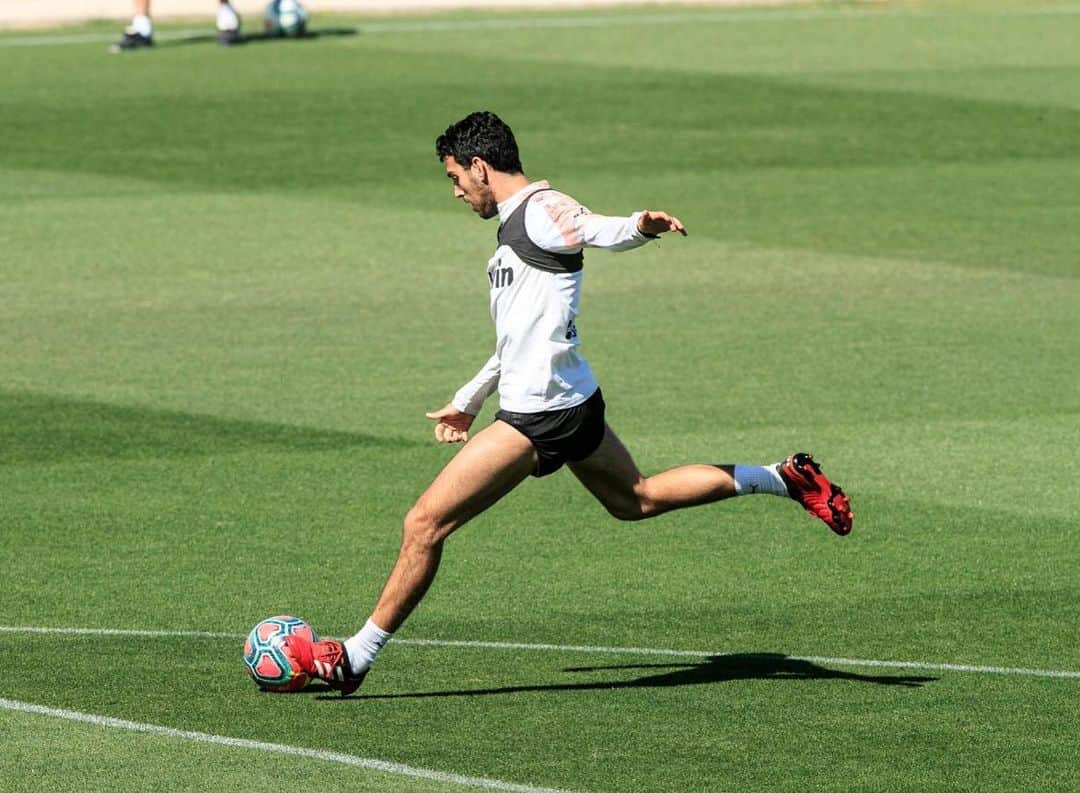 ダニエル・パレホのインスタグラム：「Recuperando el feeling con el balón... Poco a poco! Amunt!」