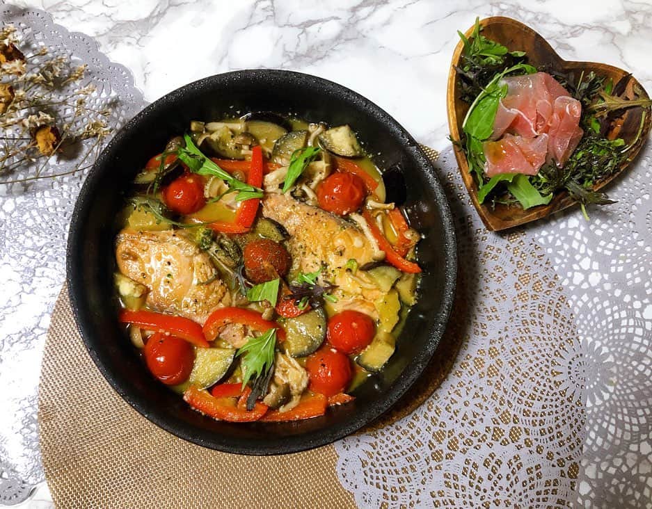 近藤夏奈のインスタグラム：「#homemadecooking ﻿ ﻿ ﻿ ﻿ サーモンのアクアパッツァ👩‍🍳﻿ 野菜たっぷりだよ🍅﻿ ﻿ ﻿ ﻿ ﻿ ﻿ ﻿ お皿にもなるtfalのフライパンはいつも大活躍✌︎🥰笑﻿ ﻿ ﻿ ﻿ ﻿ ﻿ #サーモンのアクアパッツァ﻿ #ティファール#取っ手のとれるフライパン#tfal」