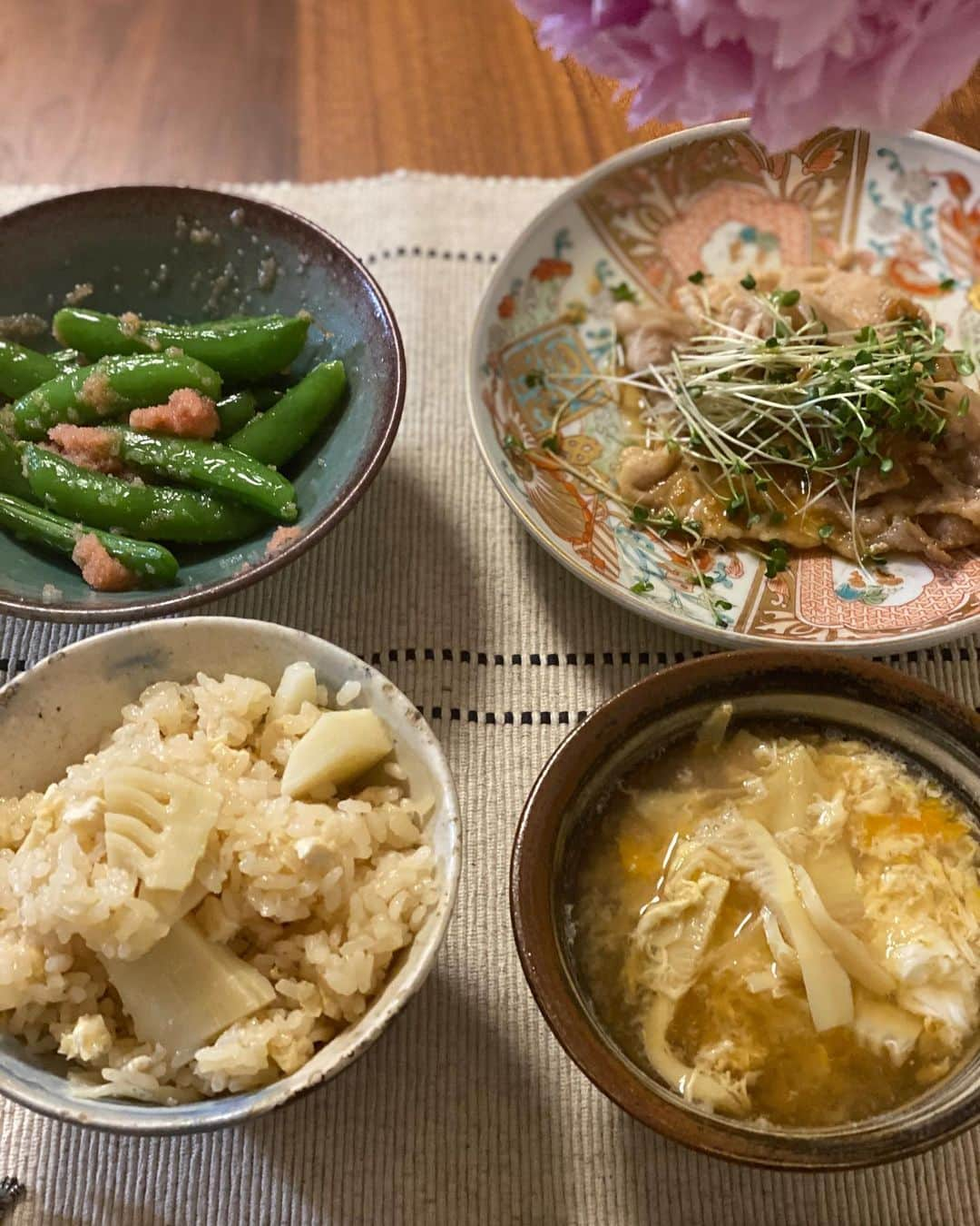 軍地彩弓さんのインスタグラム写真 - (軍地彩弓Instagram)「アップするのは久々ですが、今日のごはん。 筍ごはん、梅豚ロース焼き、筍の穂のおすまし、スナップえんどうの明太子和え。  食堂始めよっかな、笑。  STAUB で炊くごはん、最近上手になった🥰😊 #軍地めし」5月13日 21時33分 - sayumi7