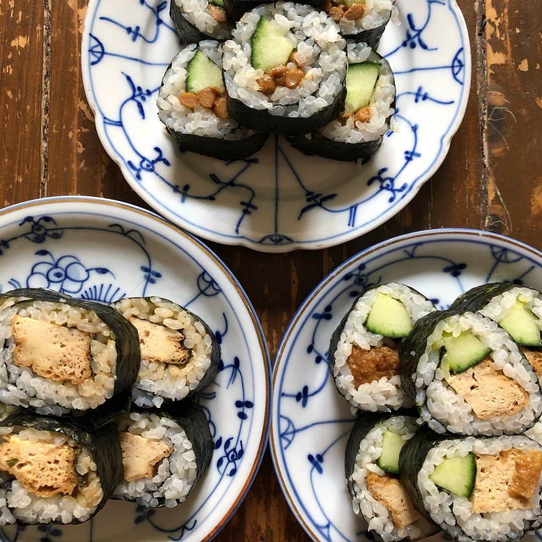 日登美さんのインスタグラム写真 - (日登美Instagram)「Snack time😋Towers of vegan Sushi✨ Natto & cucumber & umeboshi, deep fried tofu and cucumber or seasoned Shiso leaves 🌱 50% polished rice 🍚  Cooked deep fried tofu is very useful. It stays about 2-3 days in the fridge.  Put about 200g of deep fried tofu with 200cc of water in the pan with 2Tbs of Shoyu and Maple syrup. Cover with small plate to press tofu down in the pan that make sure not coming above the tofu during cooking. The taste should be sweet. ( if you feel it too sweet, you can reduce maple syrup,and optional you can add garlic or ginger and so on...) before put the tofu in the pan, I recommend to rinse the tofu with hot water to rid the oil off and let them absorb the taste more.  巻き寿司はスナックとご飯の中間扱い。 お揚げは煮て冷蔵庫に入れておくと便利。  お揚げ1パックを200ccの水、醤油大さじ2、メープルシロップ大さじ2で落とし蓋してふくめ煮する。冷蔵庫で三日くらい持つ。 紅生姜や生姜の甘酢漬けと巻き寿司にしたり、ワサビと巻いても美味しい。 貴重な紫蘇は手に入ったら醤油漬けにして長持ちさせる。それを一緒に巻いても美味しい。 スプラウトやルッコラ、パクチーなど色々薬味を巻いてもいいけど、子供にはシンプルな方がウケる。 米は分つき米を。 特に暑い日は酢飯が食べやすくて、みんなよくつまんでくれるので、おむすびより良く作ります。  #vegansushi #sushiroll #vegan #snacktime #organic #homemade #friedtofu #japanesefood #hitomisküche #今日のおやつ #海苔巻き #ビーガン #ベルリン #オーガニック」5月13日 21時34分 - hitomihigashi_b