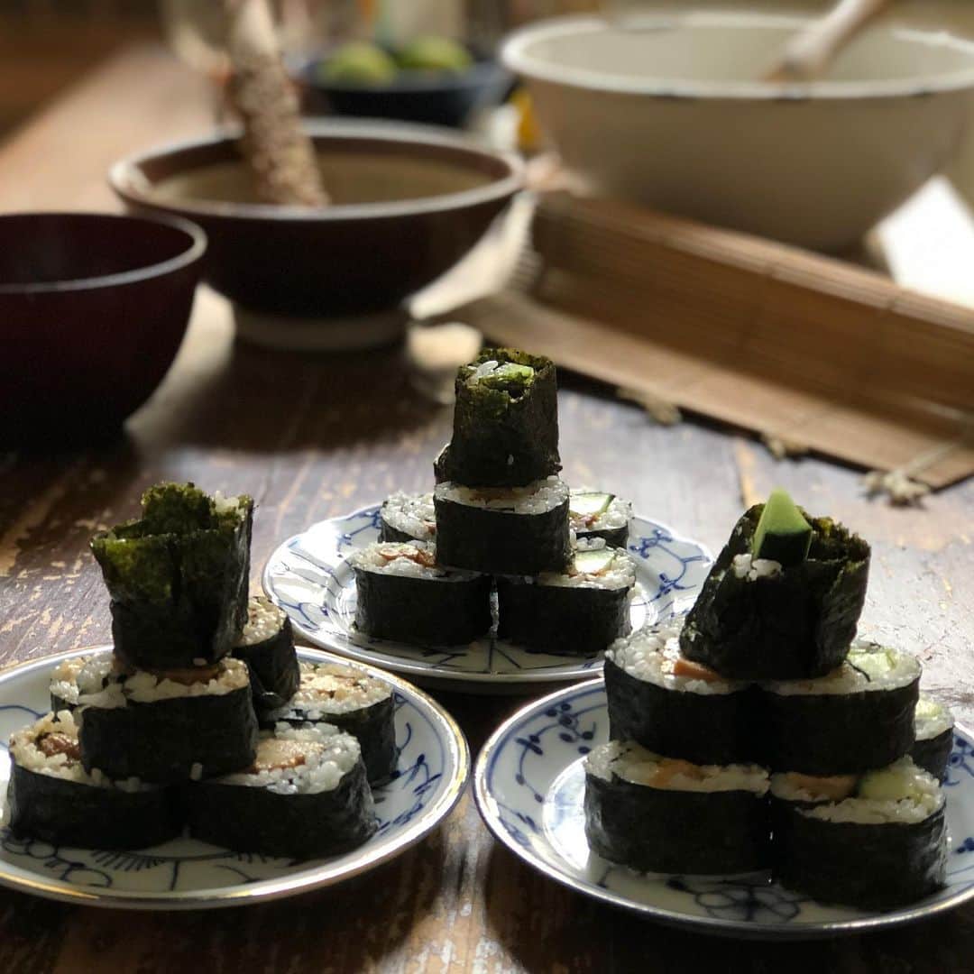 日登美さんのインスタグラム写真 - (日登美Instagram)「Snack time😋Towers of vegan Sushi✨ Natto & cucumber & umeboshi, deep fried tofu and cucumber or seasoned Shiso leaves 🌱 50% polished rice 🍚  Cooked deep fried tofu is very useful. It stays about 2-3 days in the fridge.  Put about 200g of deep fried tofu with 200cc of water in the pan with 2Tbs of Shoyu and Maple syrup. Cover with small plate to press tofu down in the pan that make sure not coming above the tofu during cooking. The taste should be sweet. ( if you feel it too sweet, you can reduce maple syrup,and optional you can add garlic or ginger and so on...) before put the tofu in the pan, I recommend to rinse the tofu with hot water to rid the oil off and let them absorb the taste more.  巻き寿司はスナックとご飯の中間扱い。 お揚げは煮て冷蔵庫に入れておくと便利。  お揚げ1パックを200ccの水、醤油大さじ2、メープルシロップ大さじ2で落とし蓋してふくめ煮する。冷蔵庫で三日くらい持つ。 紅生姜や生姜の甘酢漬けと巻き寿司にしたり、ワサビと巻いても美味しい。 貴重な紫蘇は手に入ったら醤油漬けにして長持ちさせる。それを一緒に巻いても美味しい。 スプラウトやルッコラ、パクチーなど色々薬味を巻いてもいいけど、子供にはシンプルな方がウケる。 米は分つき米を。 特に暑い日は酢飯が食べやすくて、みんなよくつまんでくれるので、おむすびより良く作ります。  #vegansushi #sushiroll #vegan #snacktime #organic #homemade #friedtofu #japanesefood #hitomisküche #今日のおやつ #海苔巻き #ビーガン #ベルリン #オーガニック」5月13日 21時34分 - hitomihigashi_b