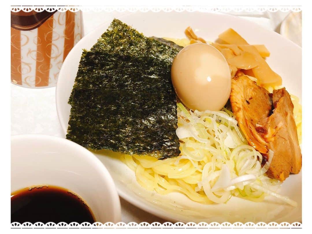 中恵光城のインスタグラム：「今夜はおうちで冷やしつけ麺✨ つけ汁が酸っぱめでサッパリ食べられた☺️ ごち‼️ #冷やしらーめん #冷やしらーめんはじめました  #dinner #ラーメン」