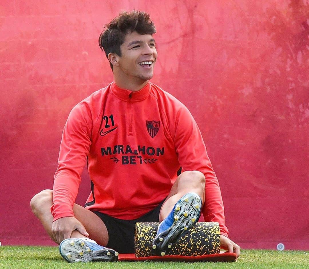 オリベル・トーレスのインスタグラム：「El universo hablándome al oído: tú disfruta del camino...🎶😉💥 #VamosMiSevilla #WeAreSevilla #Izal」