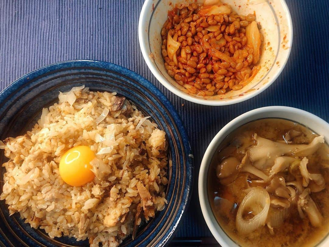 寺川俊平さんのインスタグラム写真 - (寺川俊平Instagram)「* 「炊飯器があればなんでもできる説」  #さバター飯 #またしても @sonapoke_kodai さん が #youtube #見て #学んだ #おすすめ飯 #教えてもらったので #作ってみた #お米 #サバ缶 #バター #麺つゆ #入れて #炊飯器 #スイッチ #押すだけ #簡単 #超美味 #味噌汁 #舞茸 #ねぎ #キムチ納豆 #一晩寝かせた #お腹いっぱい #眠い」5月13日 21時50分 - shumpei_terakawa