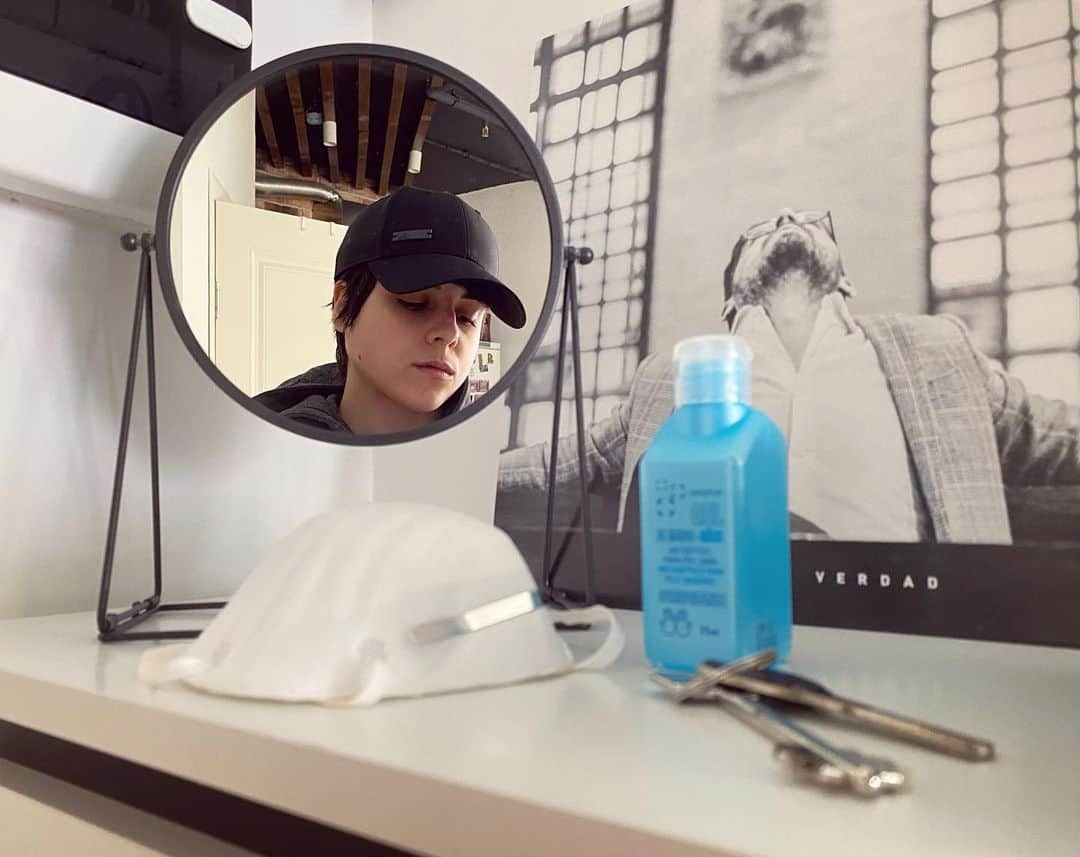 サラ・ウルタドさんのインスタグラム写真 - (サラ・ウルタドInstagram)「Los nuevos esenciales de la calle 😷🧴🔑. . . . #kitdesupervivencia #decalle #nueva #anormalidad #coronavirus #new #street #essentials #stayathome #staysafe #coviddays #москва #оставайтесьдома」5月13日 21時46分 - sarasobrehielo