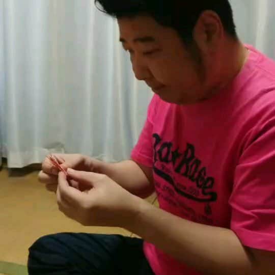 安尾信乃助のインスタグラム：「新喜劇の高井君(takai_toshihiko)が千羽鶴折ってるらしくて、とりあえず1羽手伝います。  #高井俊彦 #千羽鶴 #とりあえず #1羽 #よしもと新喜劇 #吉本新喜劇 #吉本自宅劇場  #安尾信乃助」