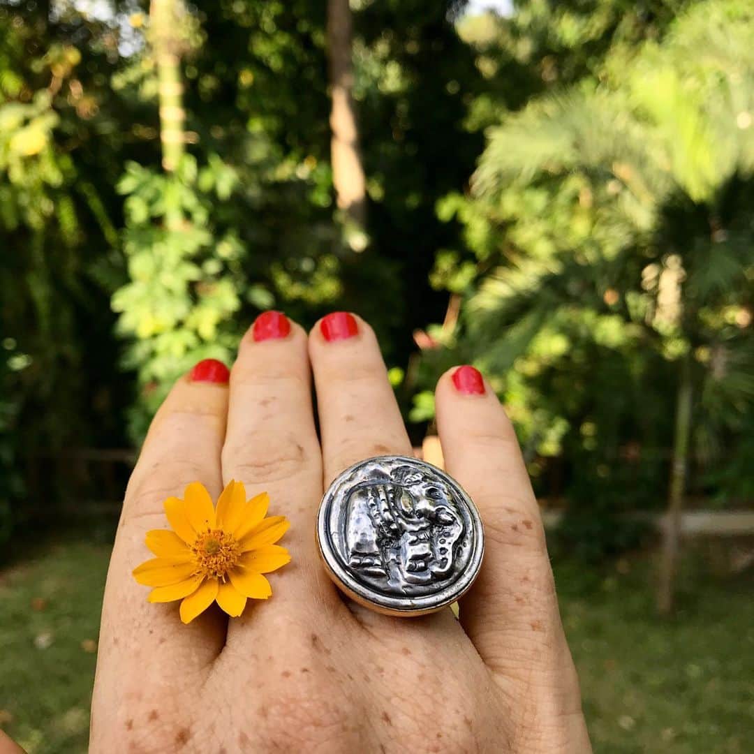 ベックスロックスのインスタグラム：「#JewelsforLIFE ⠀⠀⠀⠀⠀⠀⠀⠀⠀ Craftsmanship was born from human needs. The importance of art & craft lies not only in its beauty, but in the content which reflects shared cultural values.  We support it and we celebrate it. ⠀⠀⠀⠀⠀⠀⠀⠀⠀ Our artisan communities have been working from home making our Gajah collection which is now back in stock. With each sale we are donating 22% to @kopernik.info to distribute supplies to locals in need. ⠀⠀⠀⠀⠀⠀⠀⠀⠀ For more info DM us or email us at thestudio@bexrox.com ⠀⠀⠀⠀⠀⠀⠀⠀⠀ See stories for more .... ⠀⠀⠀⠀⠀⠀⠀⠀⠀ Website coming soon. 🙏 ⠀⠀⠀⠀⠀⠀⠀⠀⠀ Sending Love,  Bex x ⠀⠀⠀⠀⠀⠀⠀⠀⠀ #jewelswithsoul #ethicaljewelry #supportlocal #craftsmanship」