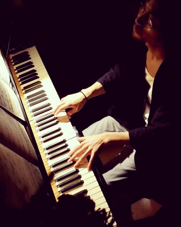 大久保裕太のインスタグラム：「『エリーゼのために』. . コミネヒサノ様(@kominehi )から｢なにかクラシックを｣というリクエストを頂いたので この曲を懐かしく思う人も多いのではないでしょうか?  曲予定変更してごめんなさい 遅くなってごめんなさい おやすみなさい  #piano#pianoman#okbpiano#goodnight #beethoven#classic#request #17 #おうち時間 #stayhome」