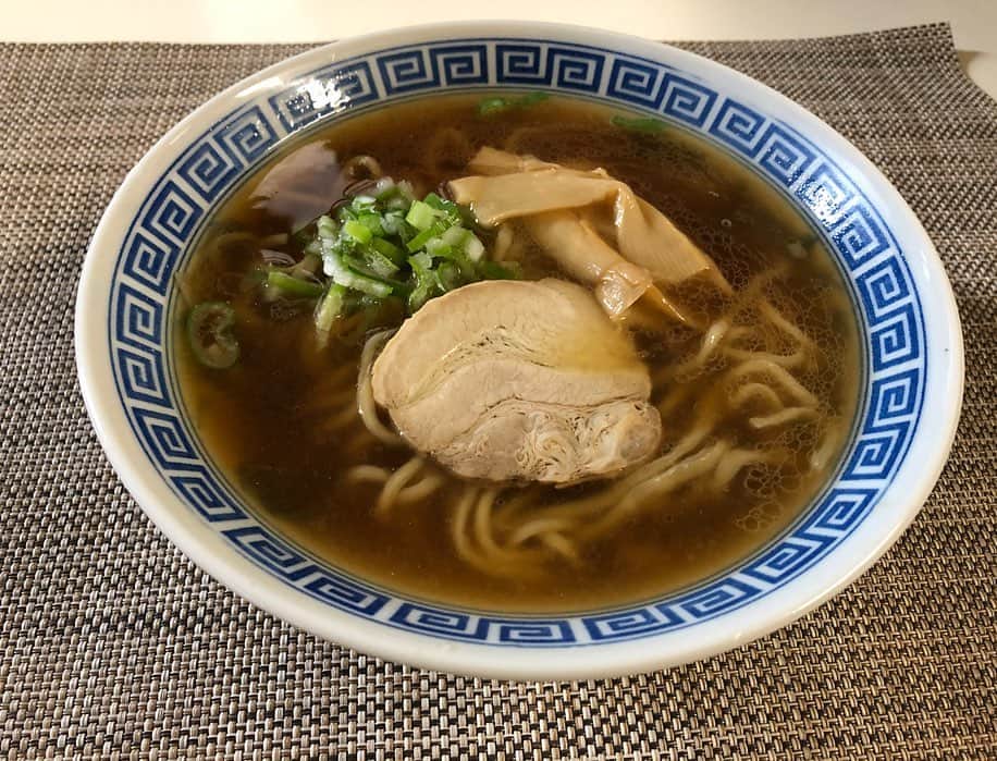 南早苗のインスタグラム：「中華そばが好きです。 私のラーメン師匠からの情報で、自宅で東京ラーメンの名店「春木屋」が味わえたー！！ もっちもちの麺、濃い煮干しのスープ、、、あー！これこれっ✨ 初めて荻窪本店に足を運んだ時の感覚が蘇ってきました😌  #中華そば　#ラーメン　#春木屋　#名店　#東京ラーメン　#ドンキホーテで春木屋の生ラーメンが販売されていました　#久しぶりに映画たんぽぽを観たくなった」