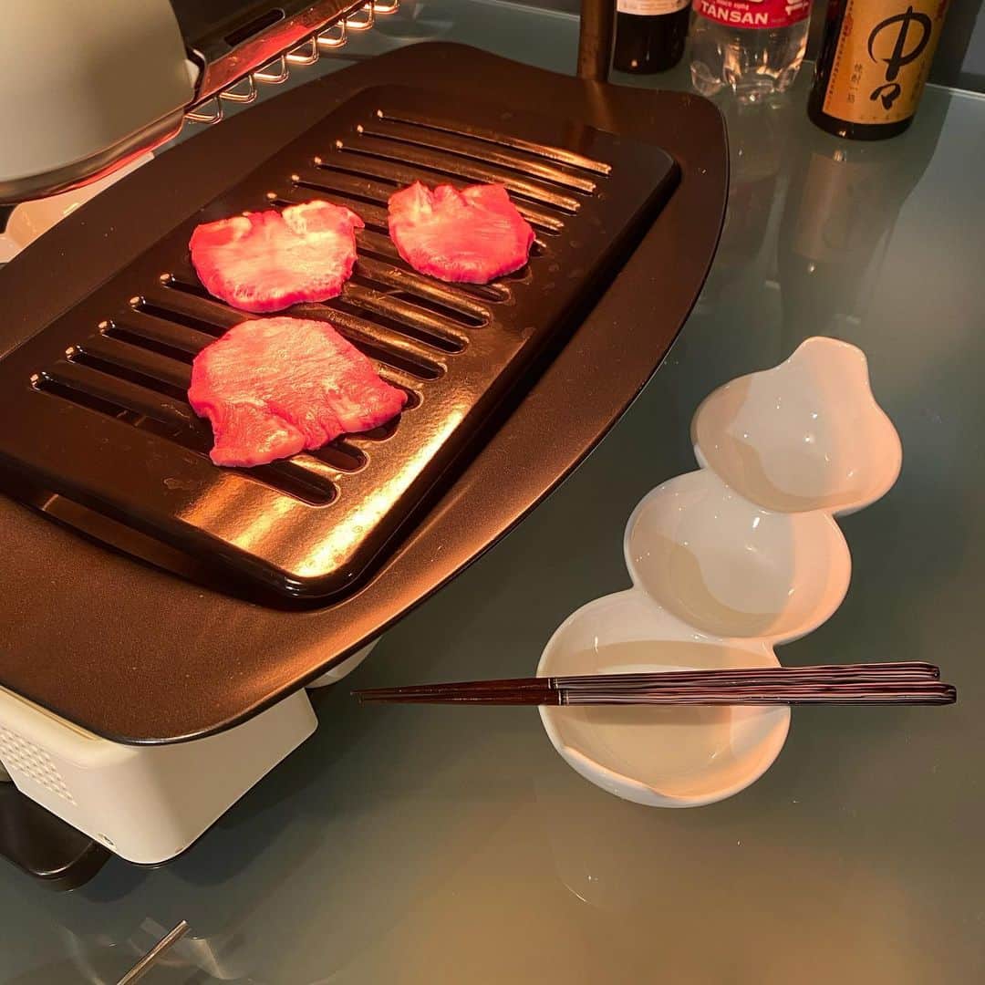 上田剛史さんのインスタグラム写真 - (上田剛史Instagram)「今日は最高のお肉が届いたのでいただきました🤩🤩🤩 ヒデちゃんありがとう😊  #飛苑 #三田牛 @h.jigami」5月13日 21時57分 - tsuyoshi50