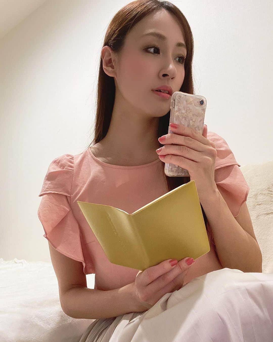 のインスタグラム：「ちょっと面白い企画に参加させてもらいました！﻿ それぞれの役者がおうちで演じて繋げた﻿ リモートドラマ【うちドラ】 @uchidora_official﻿ 結婚式に向かう新郎をセクシーに誘惑する元彼女まりこを演じさせていただきました🤣﻿ ﻿ わたし、普段は言えないような大胆な事を...（笑）﻿ ドラマと言う事で、まりこになり切り楽しく演じさせていただきました💕﻿ ﻿ 本日解禁の第3話から出演していますが、﻿ 早くも波乱の展開に⁉️ ﻿ それぞれのキャラがめちゃめちゃ面白いです笑﻿ ﻿ 1話300円になりますが、この時代ならではの面白い企画、盛り上れば続いていくと思うので、﻿ 皆さんぜひ一緒に聴いて、盛り上げてくれたら嬉しいです😊﻿ ﻿ ワイルドベル第3話後半から﻿ 健の元カノまりこ登場（視聴はこちらから↓）﻿ https://uchidora.booth.pm/﻿ ・Instagram @uchidora_official トップのURLから ・Twitterは（うちドラ）で検索してね！﻿ ﻿ 【ＳＴＯＲＹ】 ﻿ ﻿ 結婚式当日、会場に現れない新郎、、、不安に駆られる新婦と会場の人たち。そんな中、ひとつの事件が浮かび上がる。果たして新郎新婦との関係は？ 個性豊かなキャラクターが織りなすドタバタ奮闘劇！ウェディングベルは平和に鳴り響くのか、、、。﻿ . ﻿ 【ＣＡＳＴ】 ﻿ ﻿ 蘭 　飛鳥凛 ﻿ まりこ 　池田美佳 ﻿ みつお 　海老澤健次 ﻿ 田中 　佐々木仁 ﻿ ごろう 　槙尾ユウスケ（かもめんたる） ﻿ ヤジマ 　松波優輝 ﻿ 健 　ルウト ﻿ （五十音順） ﻿ ﻿ (電車の運転手)　上野健（友情出演） ﻿ ﻿ 【脚本】藤沢桜 ﻿ 【演出】佐々木仁 ﻿ 【編集】Hoto-D ﻿ 【制作】窓華 ﻿ 【企画・構成】山田雄也」