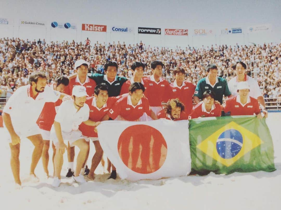 ラモス瑠偉さんのインスタグラム写真 - (ラモス瑠偉Instagram)「ビーチサッカー世界選手権🇯🇵🇧🇷 . 1997年1月リオデジャネイロ🇧🇷 . 大好きなコパカバーナビーチ。 . 世界選手権の大会主催者からの招待を受け、ビーチサッカー日本選抜を編成して出場。  ビーチサッカーが国際サッカー連盟の正式種目になる前なので日本サッカー協会にもビーチサッカー日本代表は存在していませんでした。 . なので、仲間を集めて、スポンサー、サプライヤー、移動、現地対応の全て自分たちでやりました。 . もちろん、私も選手として出場。 . 大会選抜チームに選出されエキシビジョンマッチにも出場しました。 . これが日本のビーチサッカーの始まり。 . 23年間で日本ビーチサッカー界は、どのようになったのか。 . 日本代表が活躍するだけでは発展しないよ。 . #ラモス瑠偉　#ramos #ruyramos #カリオカ　#carioca  #サッカー　#Futebol #soccer #Football #ldh #ldhsports  #beachsoccer  #fifa #fivb #bsww」5月13日 22時12分 - ruyramos10official