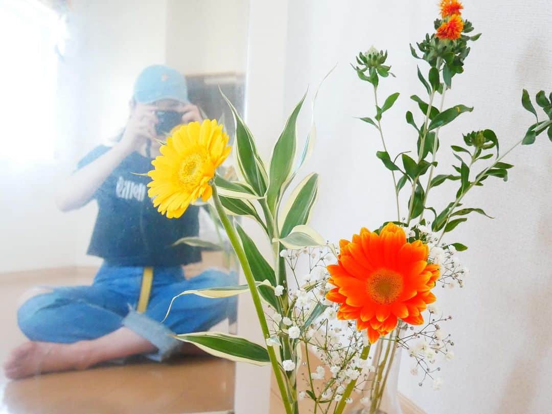小松原美里さんのインスタグラム写真 - (小松原美里Instagram)「Where flowers 𝒃𝒍𝒐𝒐𝒎. So does 𝒉𝒐𝒑𝒆. - #ladybirdjohnson . . . #flowerstagram #お花のある暮らし #デニム好き」5月13日 22時18分 - missatoooo