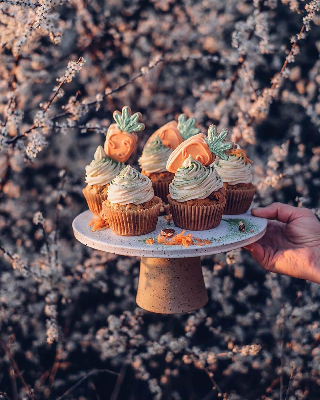 Our Food Storiesさんのインスタグラム写真 - (Our Food StoriesInstagram)「Soon on the blog, the recipe for these delicious gluten-free carrot cake muffins 🥕😋 #ourfoodstories  ____ #countryliving #countrysidelife #countrysidewalk #picnicfood #picnicdate #momentslikethis #fellowmag #simplejoys #foodstylist #foodphotographer #germanfoodblogger #glutenfri #glutenfreerecipes #glutenfrei #carrotcakecupcakes」5月13日 22時19分 - _foodstories_