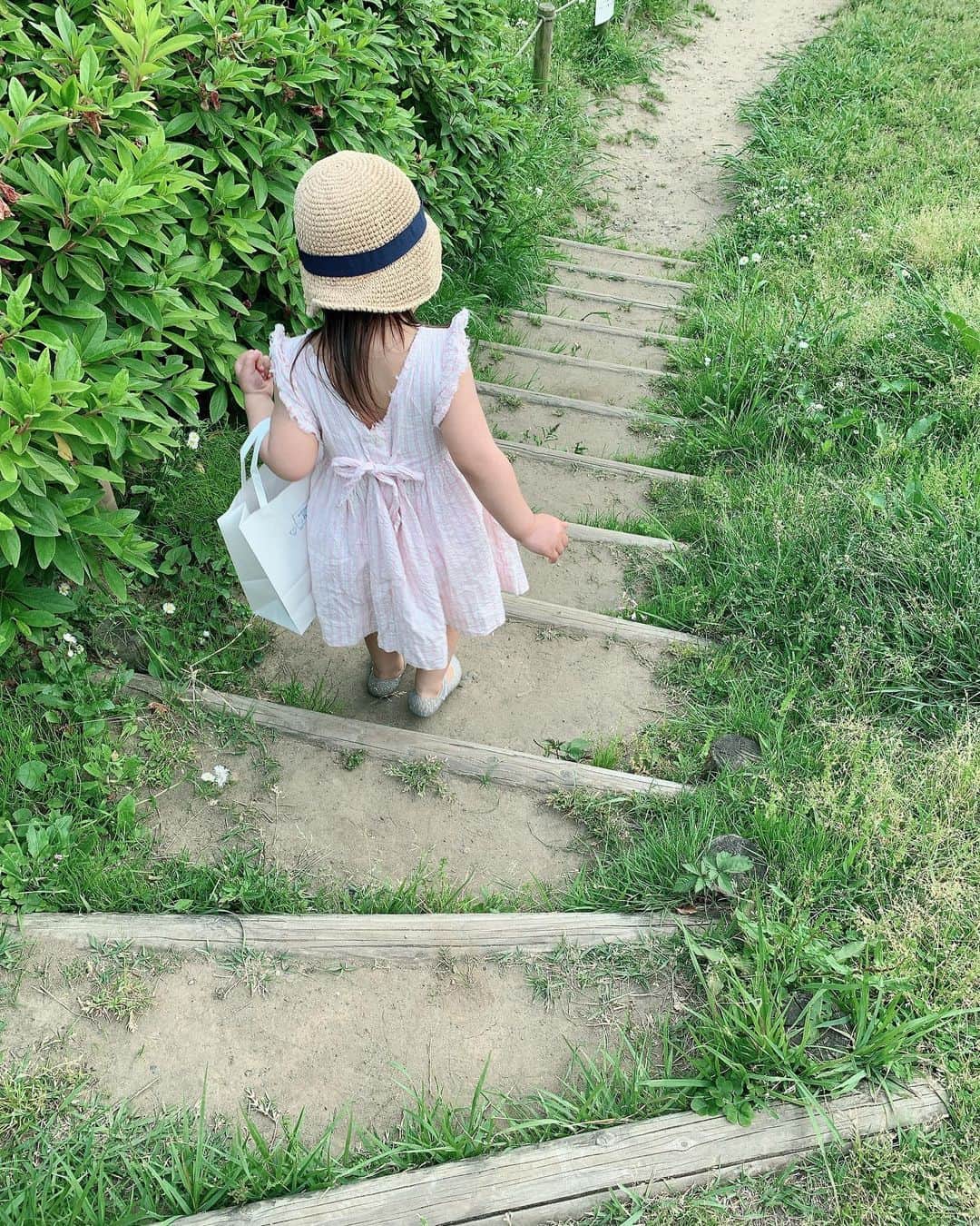 石塚絵梨さんのインスタグラム写真 - (石塚絵梨Instagram)「🍦🥰🌼 お散歩の途中で素敵な道を見つけて 嬉しそうでした☺️🍀 すべり台に行きたいと言ってるけど、 もう少し我慢😌。 今日も階段を行ったり来たり😌 いつも歌ってます🥰 外で歩かないでいつもだっこだったのに、 こんなに歩けるようになるなんて、 毎日毎日大きな成長をしてるんだね🥺💕 嬉しいような寂しい。。🥺❤️ #lili #2歳5ヶ月 #女の子ママ」5月13日 22時19分 - ishi_eri1213