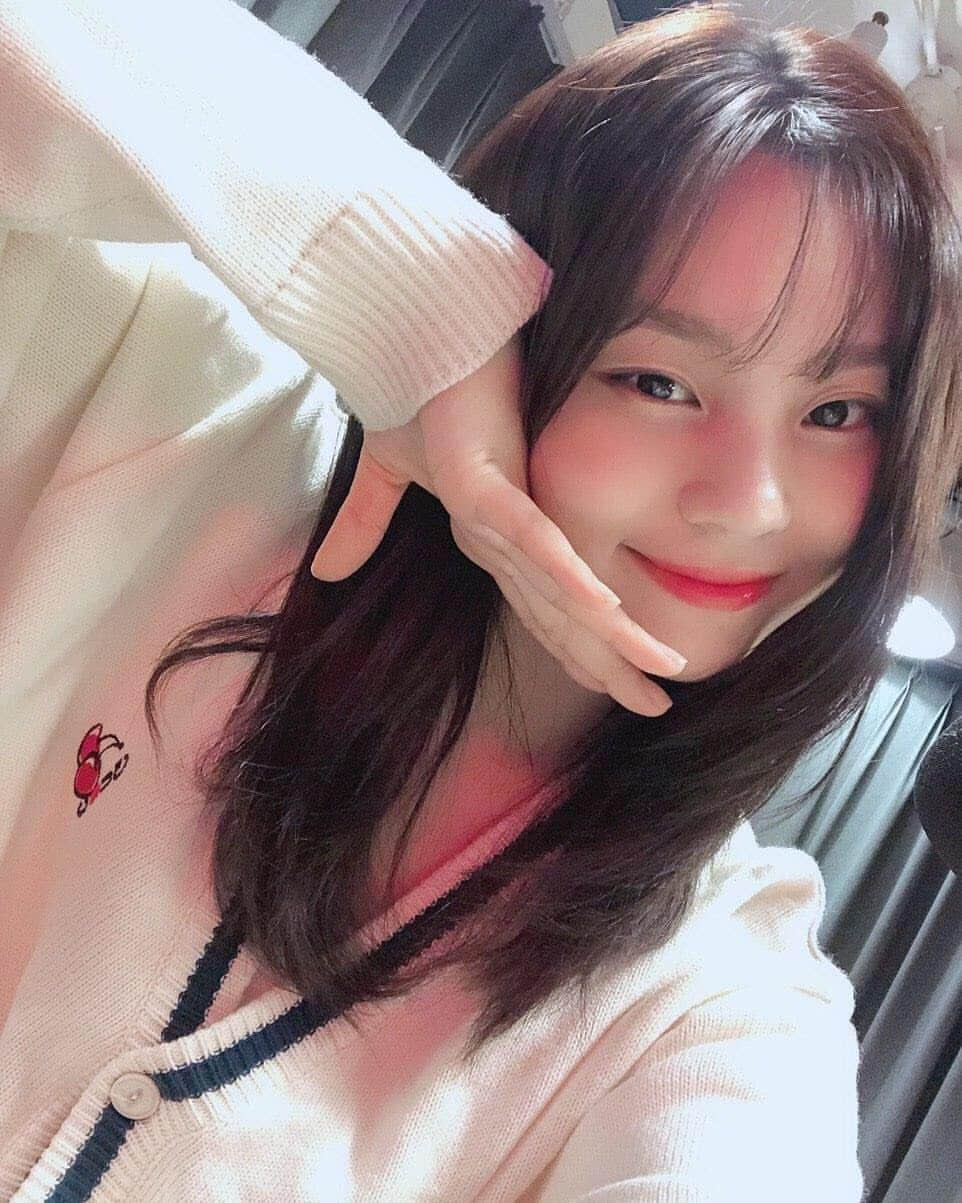 オムジのインスタグラム：「😚❤ #여자친구 #엄지 #GFRIEND #UMJI」