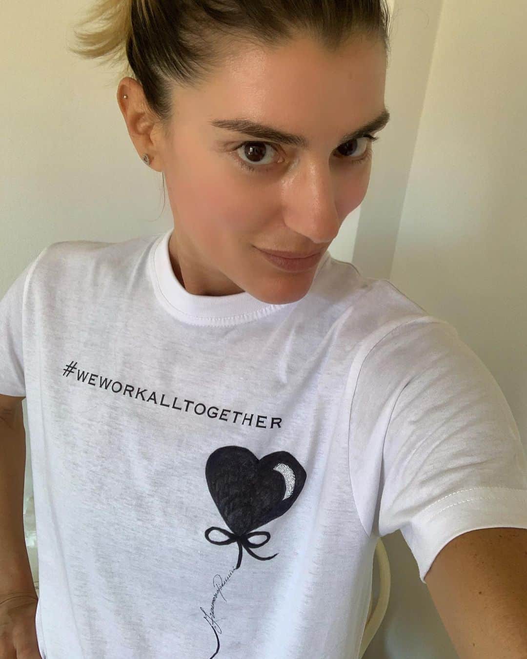 フランチェスカ・ピッチニーニのインスタグラム：「Ciao ragazzi, sono molto orgogliosa di aver partecipato a questa iniziativa benefica. La t-shirt, disegnata e autografata da me,la troverete all’asta sulla piattaforma @charitystars a partire dal 21 maggio. Tutto Il ricavato andrà alla protezione civile per le famiglie degli operatori sanitari che hanno perso la vita a causa del covid-19. Grazie @mariodiceofficial #weworkalltogether ❤️」