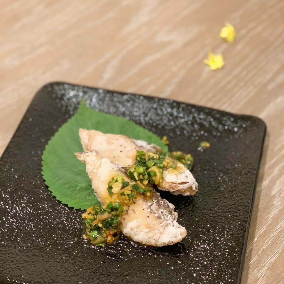 宮瀬茉祐子のインスタグラム：「鰆の竜田揚げ。香味だれ。 . .  お取り寄せのお魚。豊洲直送だと新鮮🐟 . . 揚げ物はめんどくさくて避けていたけど時間がある…時間があるのです… . . . #おうち時間  #おうちごはん  #stayhome  #staysafe」