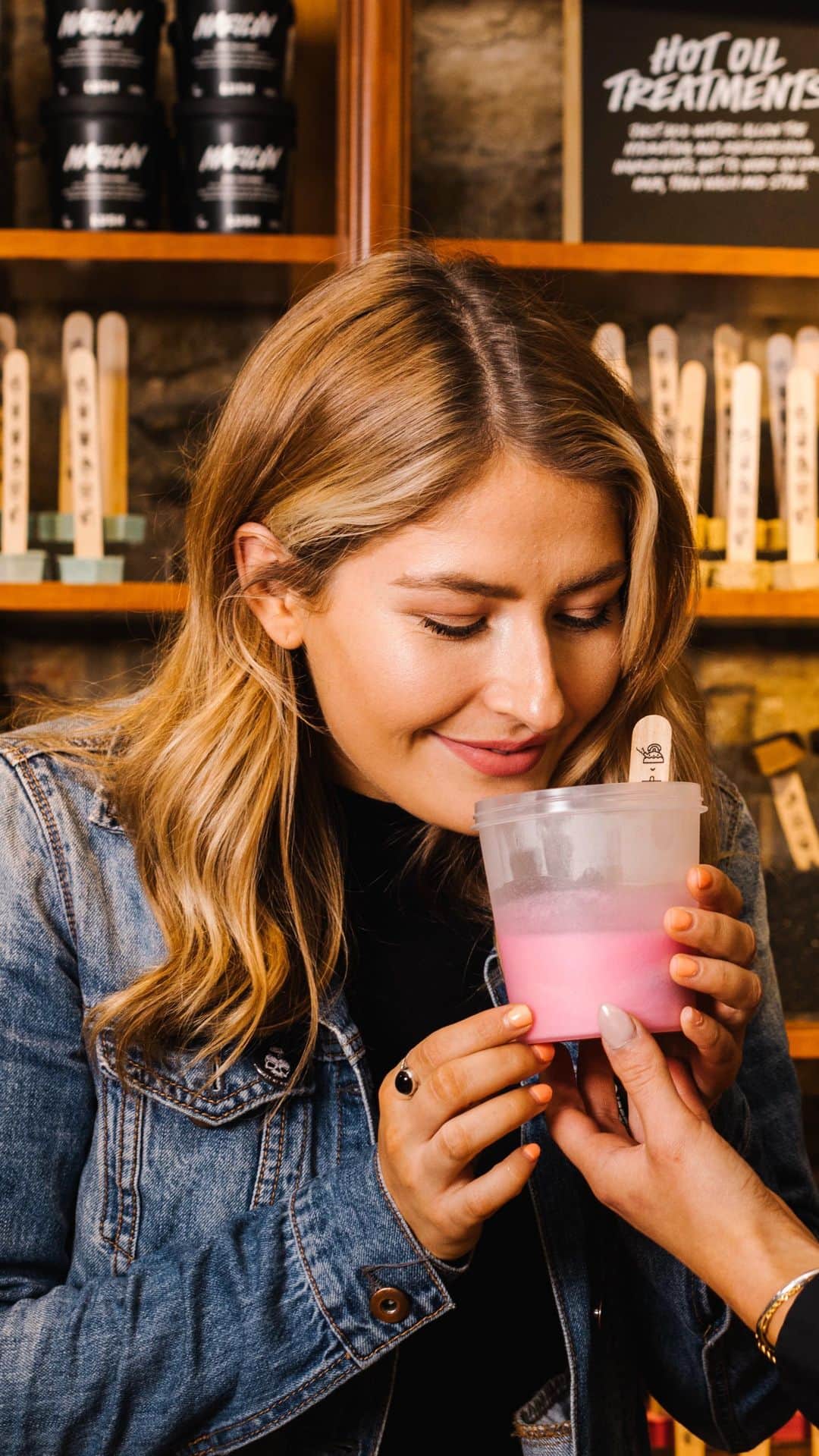 のインスタグラム：「Daisy Evans, expert Colourist, Stylist and Trainer for the Lush Hair Lab HQ is answering Frequently Asked Questions on Product at home from the #lushcommunity.  Follow @lushhairlab_sarah @lushhairlab_daisy & @lushhairlabhq for up to date information on all things hair care right from the heart of Lush.  Find out more here: https://uk.lush.com/article/so-where-do-you-get-your-protein https://uk.lush.com/article/when-dye-leaves-you-high-and-dry-how-care-dyed-hair https://uk.lush.com/article/how-choose-perfect-hair-conditioner」