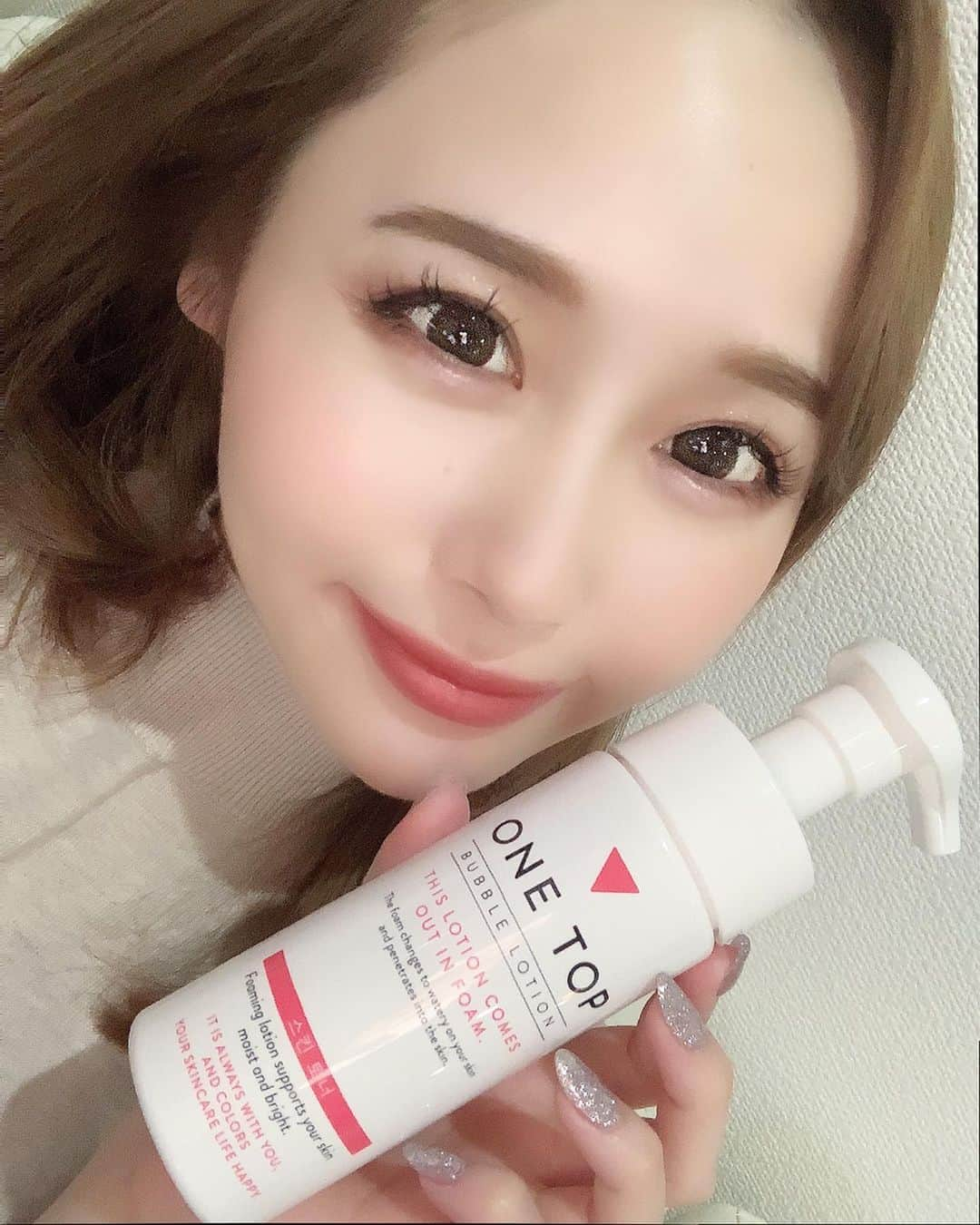 生田千秋さんのインスタグラム写真 - (生田千秋Instagram)「@onetop_beauty さんの泡で出てくる化粧水💖﻿ 泡タイプの化粧水は初めてだったけど﻿ 伸びが良くて保湿力がとにかく高い！！﻿ ﻿ ツヤ肌になれます🥰﻿ ﻿ ﻿ #onetop #水光肌 #ビタミンC化粧水 #バブル化粧水 #クリアジェル #毛穴レス #ツヤ肌 #毛穴対策 #ワントップ #化粧水 #スキンケア #美肌」5月13日 22時38分 - maechi_0815