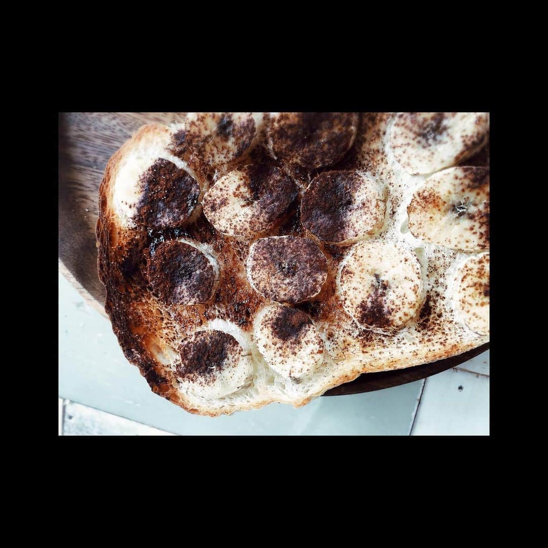 三浦春馬のインスタグラム：「いつかの朝食🍌🍯🍞 焼きバナナに蜂蜜をたっぷりかけて 賞味期限が怪しいココアの粉末をかけました…  チェコフレーバーになり旨し。。😋 皆さんのお宅にも使いきれなかった子が出番を待っているんでは無いでしょうか？😗 ———————————————————————— #おうちごはん #おうち時間 #おうちカフェ」