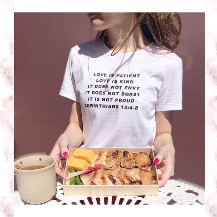 菊池かなこのインスタグラム：「. 大好きなお店🐤 老舗の焼き鳥屋さん @yakitori_miyagawa_akasaka の テイクアウトのお弁当をお家で🍱 . ☑︎やきとり弁当 ☑︎タレ焼き弁当 . お店で食べるのと同じ 美味しい焼き鳥のお弁当🐤 甘酸っぱいタレが最高でした😊 . ふわふわの卵焼きや ヘルシーなししとう、しいたけ、など ボリュームたっぷり☺︎✨ . デリバリーも受け付けてくれます！ メニューは画像に載せたので見てみてください🎶 . . ୨୧┈┈┈┈┈┈┈┈┈┈┈┈┈┈┈┈┈୨୧ #焼き鳥宮川#赤坂テイクアウト#おうちごはん #焼き鳥弁当#高級焼き鳥#デリバリー弁当 #ウーバーイーツ#ウーバーイーツ東京 #東京テイクアウト#東京テイクアウトグルメ #東カレ倶楽部」