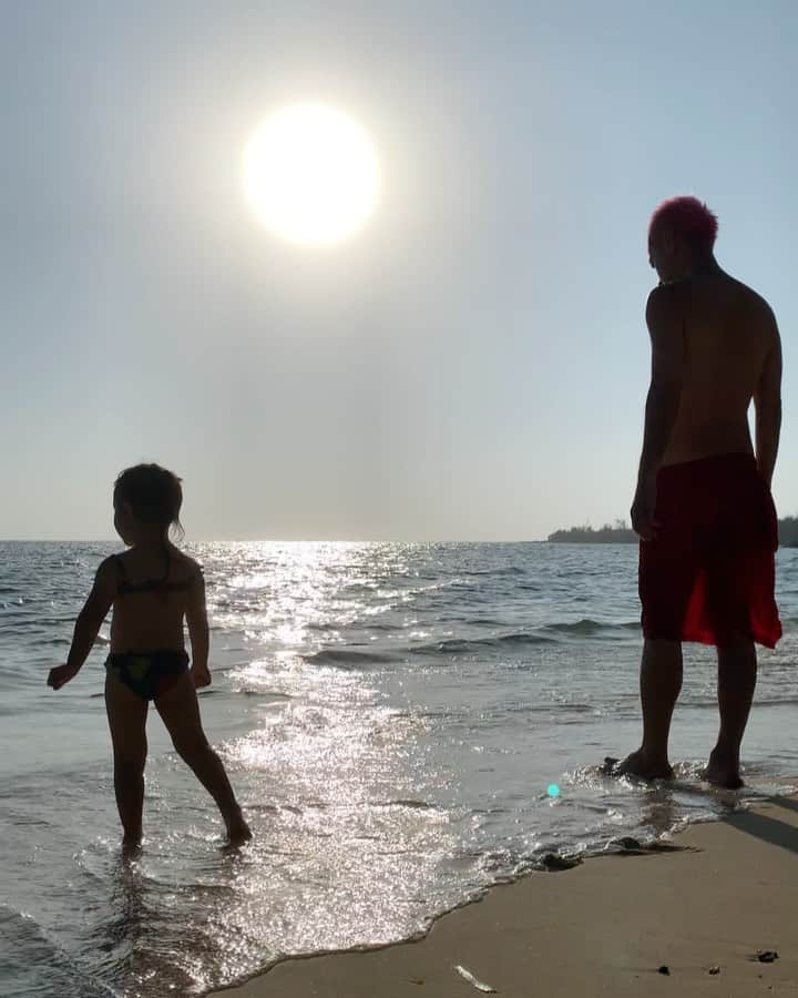 のインスタグラム：「去年の夏に離島に行ったときのただ海にいるだけの動画です。 この音に癒されながら、昔何かで読んで自分なりにメモした"選択の話"を少し長くなるけど残しておこうと思います。  興味のある方だけ↓☺️ . 『きっとこれからより自分の選択が大切になる時代になる。選択の積み重ねによって、人生はつくられるけど、選択によっては幸せだと思えることと、時には苦しい選択もある。(はず)だけど選んだ自分を肯定して、その道を正しい方向へ導くかは結局、自分次第。大事なのは他人の目を気にせずに決断して、成長の可能性も含めて、自分自身を信頼すること。』 本や、ウェブサイトで共感したことは完結にメモに残すようにしています。📝 . 私自身、旦那と会社を立ち上げたこともあって大きな選択をする時は必ず2人で意見をぶつけ合います。(喧嘩とかじゃなくて) 選択した後に、もし何かが起きても正しい方向に向かうにはどうしたらいいか？を2人で考えられるから。どちらかに責任転嫁せず、2人で決めたことだから2人で解決する方法を考える。 これは仕事のことだけじゃなくて、家族のあり方や、子育てに対しても同じように"選択"を繰り返しています。  今回のコロナのことで、きっと大きな選択をする人もいると思うのだけど、(私たちも今色々始動していますが)他人の目を気にせず、まずは自分を信じてやってみることが大切なんじゃないかなぁ。と個人的には思っています。 その先に今まで得られなかった何かがあるはず🌈と信じて✨✨ 正しい選択ができなくても得られることはあるはず！🍀ポジティブに誰かの(何かの)責任にせず、この時をそしてこれからを楽しく過ごしていきたいです。 と長々と書きましたが読んでくださった方ありがとうございます🙏  明日5月13日の20:00から先週に引き続き会社のアカウント @trylab_okinawa で私たち夫婦とスタッフの　@yurichan_4 をゲストに呼んでインスタライブします！お時間ある方はぜひ遊びに来てください❤️ . #波の音って癒される #tbt #沖縄 #離島 #旅行 #家族 #okinawa  #すべて個人的な意見です #自分の意見を書くのって緊張する #価値観は人それぞれだし #置かれてる状況も違うので」