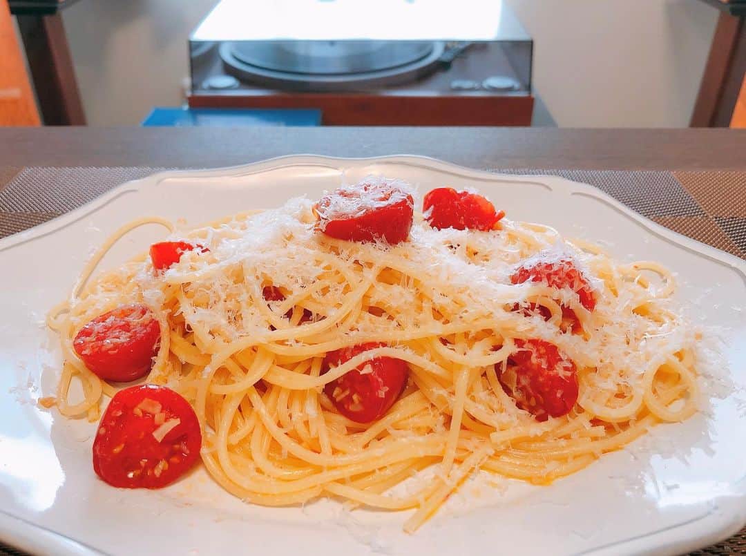 休日課長さんのインスタグラム写真 - (休日課長Instagram)「‪昼はOGAWA FARMの香トマトを使った適当パスタ。最高。何皿でもいける気すら。しかも一瞬でできる。ニンニクとオリーブオイルとパスタのゆで汁、最後にチーズ削っただけ…素材の力。香トマト、美味。‬ #ogawafarm #香トマト」5月13日 22時57分 - kyujitsu_kacho