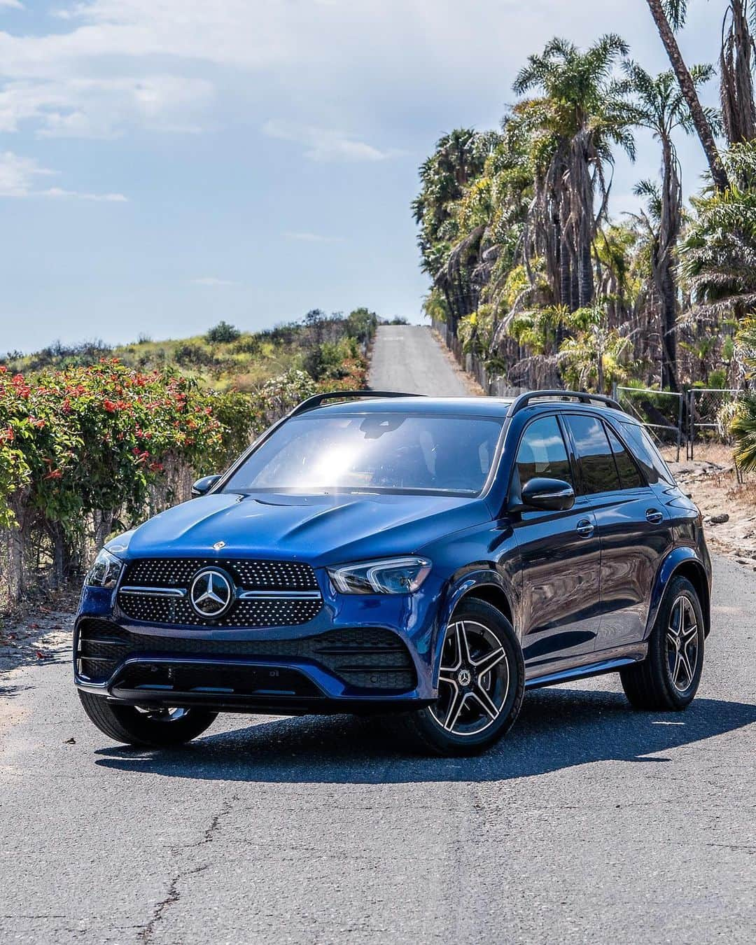 メルセデス・ベンツさんのインスタグラム写真 - (メルセデス・ベンツInstagram)「Head towards the sun. Feel and experience the GLE with all its strengths.  @colewalliser for #MBphotopass via @mercedesbenzusa  #MercedesBenz #GLE #allkindsofstrength」5月13日 23時13分 - mercedesbenz