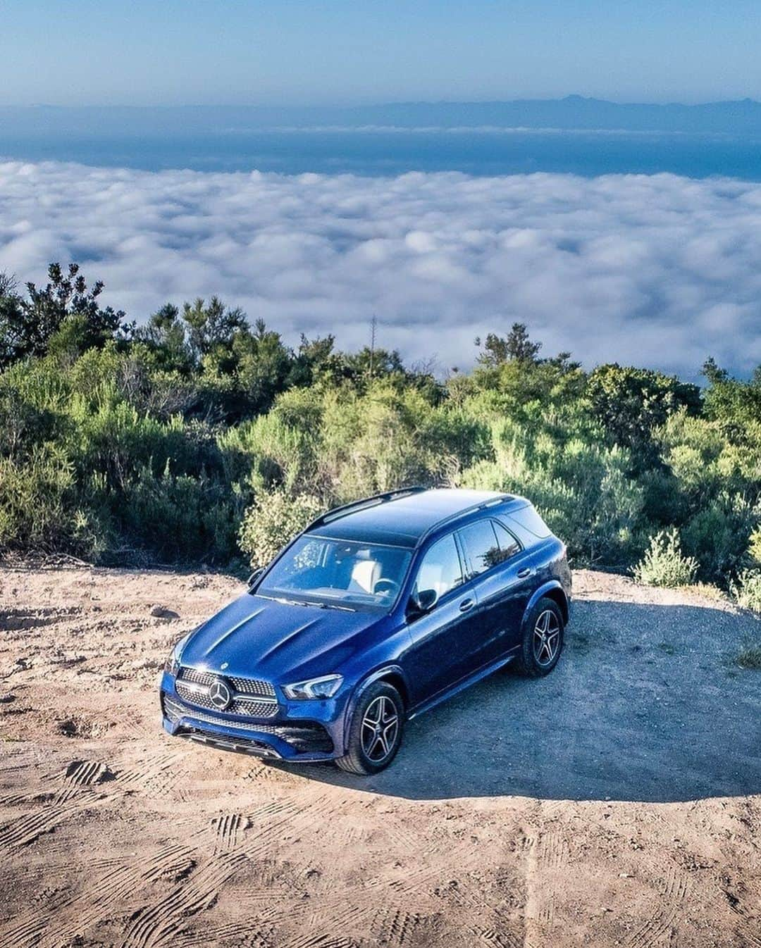 メルセデス・ベンツさんのインスタグラム写真 - (メルセデス・ベンツInstagram)「Head towards the sun. Feel and experience the GLE with all its strengths.  @colewalliser for #MBphotopass via @mercedesbenzusa  #MercedesBenz #GLE #allkindsofstrength」5月13日 23時13分 - mercedesbenz