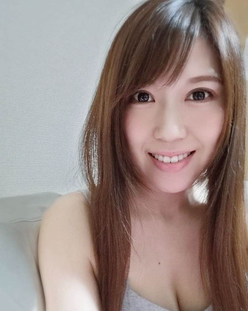 のインスタグラム：「💈🐻✂️🧴🏠 · セルフカット(顔回り)とセルフ生クリーム🐮🍼🏠 · しばらくセットや巻き髪しないと髪の毛ツルツル元気になってきたかも🍥放置美容💞 · · · · #瀬戸マドカ #セルフカット #生クリーム #自作 #美容法 #髪の毛 #ヘアケア #パンケーキ作り #お家時間 #お家美容 #お家大好き #お家カフェ #ズボラ美容 #hair #selfcare #selfcatering #japanesegirl #pancakes #japansweet」