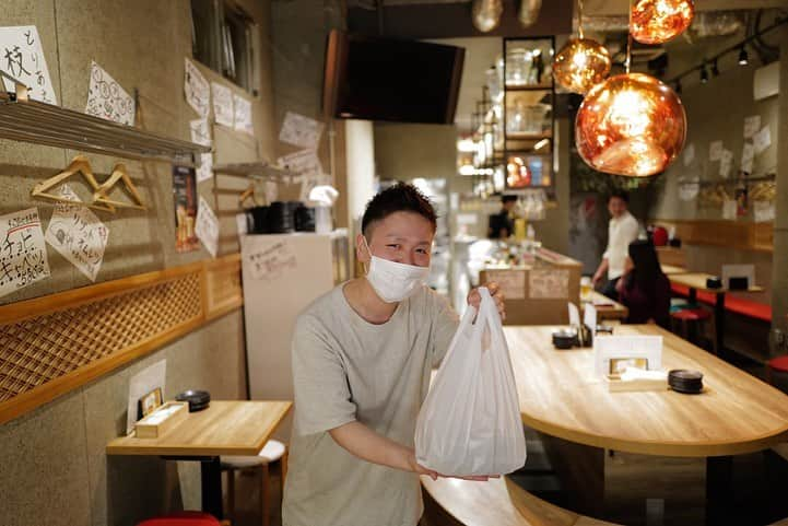 福岡グルメ 福岡ランチ「デビログ」さんのインスタグラム写真 - (福岡グルメ 福岡ランチ「デビログ」Instagram)「今日はビールが飲みたい🍺ということで大名にある『からあげ×イタリアン 大衆酒場まりお』で「からあげ」をテイクアウト。 「5種盛り合わせ」はせせり、ヤゲンナンコツ、モモ、手羽先、豚ロースが入って2,160円(税込)。 これはビールがすすむねぇ😋 美野島にある『#吉田青果 』の野菜で盛り付けするといい感じ。 夜中3時まで営業しているのも嬉しい🙆‍♂️ . からあげ×イタリアン #大衆酒場まりお #福岡市中央区大名 1-11-22 メトロポール101 092-752-9120 17:00～3:00 日曜日営業 無休 . ♦️福岡グルメ 福岡ランチの店舗探しならブラウザで「デビログ」で検索👉 ♦️お得な情報やディープな店舗情報はブラウザで「もっとデビログ」で検索👉 . #福岡テイクアウト #福岡テイクアウト情報 #テイクアウト福岡 #おもちかえりなさい福岡 #おもちかえりなさい #福岡 #博多 #fukuokapics #fukuoka #fukuokacity #hakata #fukuokagourmet #IGersJP #ig_japan #福岡グルメ #福岡ランチ #福岡ごはん #福岡ご飯 #食べログ福岡 #福岡飯 #福岡食べ歩き #福岡インスタグルメ #インスタグルメ福岡 #福岡からあげ #福岡から揚げ」5月13日 23時16分 - devi_takahashi