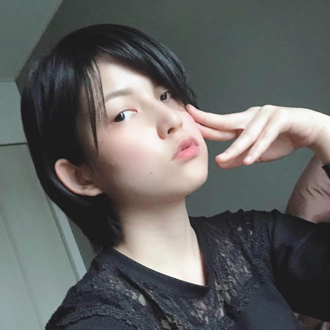 柏木あみさんのインスタグラム写真 - (柏木あみInstagram)「顔が長く見える角度 #黒髪ショート #だいぶ伸びてきた #AV女優  #セクシー女優 #バンビプロモーション所属」5月13日 23時18分 - kashiwagi_ami