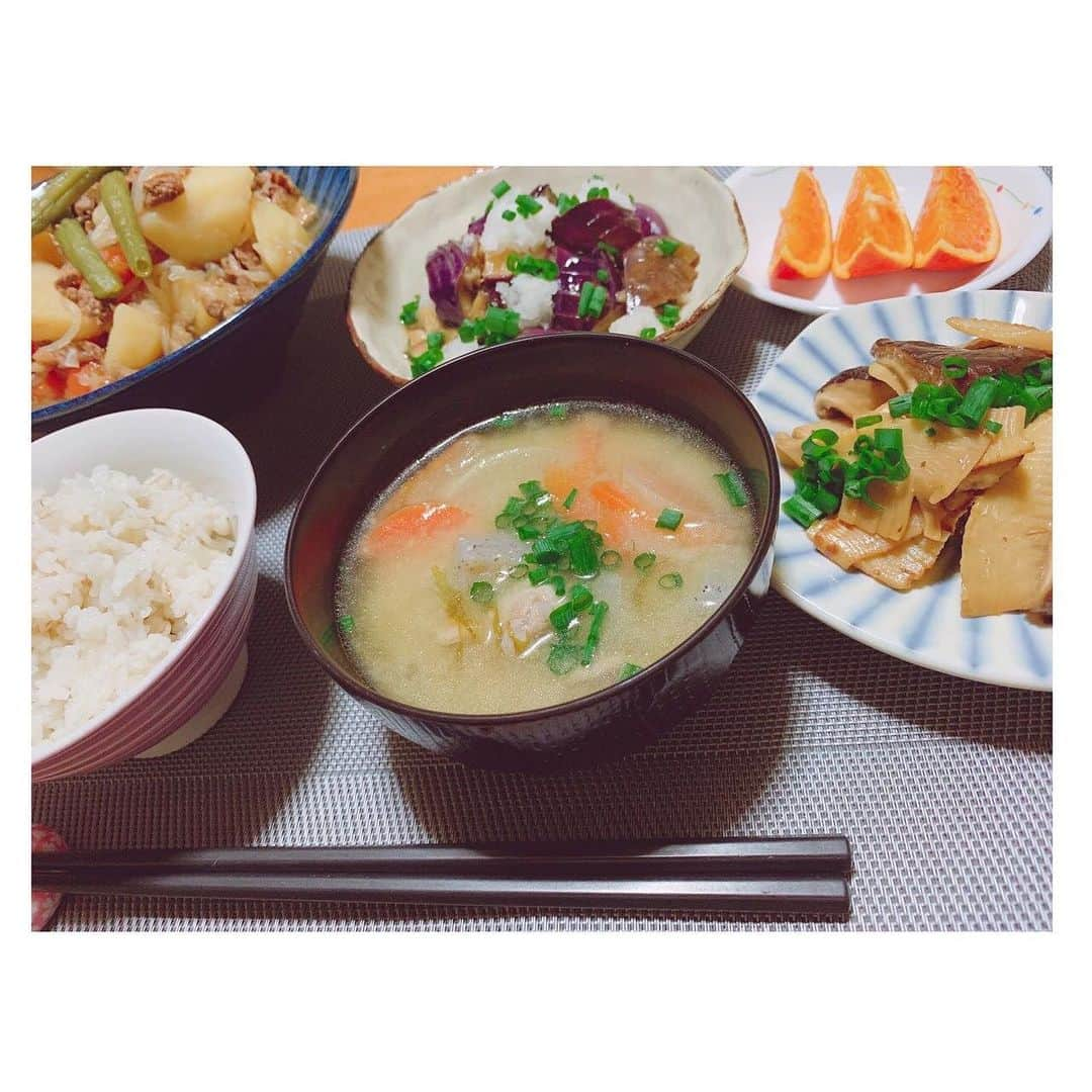 辻野かなみさんのインスタグラム写真 - (辻野かなみInstagram)「❤︎ ﻿ ﻿ ﻿ 2月にときバロの収録で陶芸に挑戦😊﻿ ﻿ ﻿ ﻿ ﻿ 実際に自分で作ったお皿を使ってみたよ!!﻿ ﻿ ﻿ 2枚目の写真のどこにあるでしょ〜か？﻿ ﻿ ﻿ いつかの夜ご飯に作ったメニュー﻿ ･もち麦ご飯﻿ ･肉じゃが﻿ ･筍と椎茸のバター炒め﻿ ･なすのみぞれ煮浸し﻿ ･豚汁﻿ ･ブラッドオレンジ﻿ ﻿ ﻿ ﻿ 答えは…﻿ なすのみぞれ煮浸しがのってるお皿です✨﻿ ﻿ ﻿ ﻿ ﻿ そして、3枚目はお気に入りのご飯茶碗💓﻿ 最近、食器集めにハマってます♪﻿ 私の好きな #波佐見焼 のお茶碗です!!﻿ ﻿ ﻿ ﻿ ﻿ #陶芸 #料理 ﻿ #作ったお茶碗何気に溶け込んでてどれか分からない説 ﻿ #instagood #instalike #followme」5月13日 23時18分 - kanami_tsujino_official