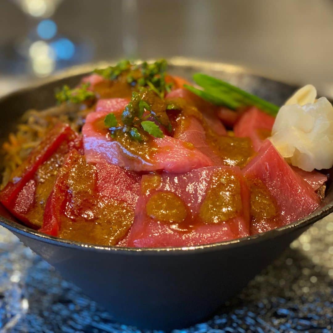 横田真一のインスタグラム：「鉄火丼旨し　花山椒ときんぴらごぼう合う〜〜 #グルメ#ゴルフマニア#ゴルフ上達#ツアープロ#技#スウィング#レッスン #グルメ#男子ゴルフ#男子ツアー#プロ#pga#ゴルフ女子#ゴルフレッスン#横田真一#アプローチ#スイング#レッスンプロ#ゴルフ」