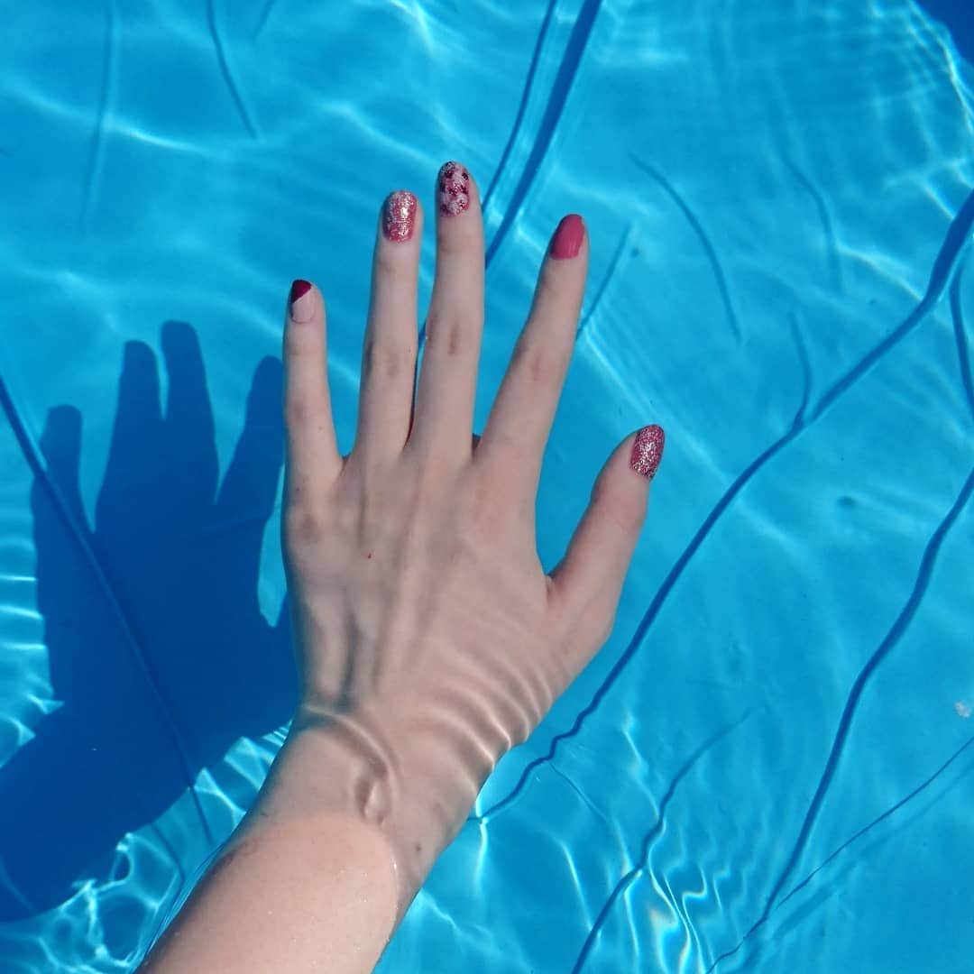 伊藤美羽さんのインスタグラム写真 - (伊藤美羽Instagram)「. . 妹に誘われてプール入った！ 妹は、家のビニールプールなのにゴーグルつけて水泳帽被ってやる気満々でした🏊  まだ5月なのに少し暑い🌞」5月13日 23時30分 - miumiu.1230