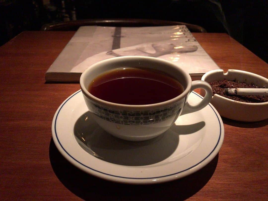 出井隼之介（ヤーレンズ）さんのインスタグラム写真 - (出井隼之介（ヤーレンズ）Instagram)「新しく買ったコーヒー豆がもうすぐ届く。日本の物流に感謝。  #コーヒー #珈琲 #コーヒースタンド #コーヒー大好き #カフェ #カフェ巡り #カフェ部 #カフェ散歩 #喫茶店 #喫茶部 #cafe #cafetime #cafestagram #cafeculture #cafelife #coffee #coffeetime #coffeeshop #coffeebreak #coffeelove #coffeelovers #coffeeculture #coffeelife #coffeeholic #coffeeshopvibes #tokyocafe」5月13日 23時41分 - dei_junnosuke