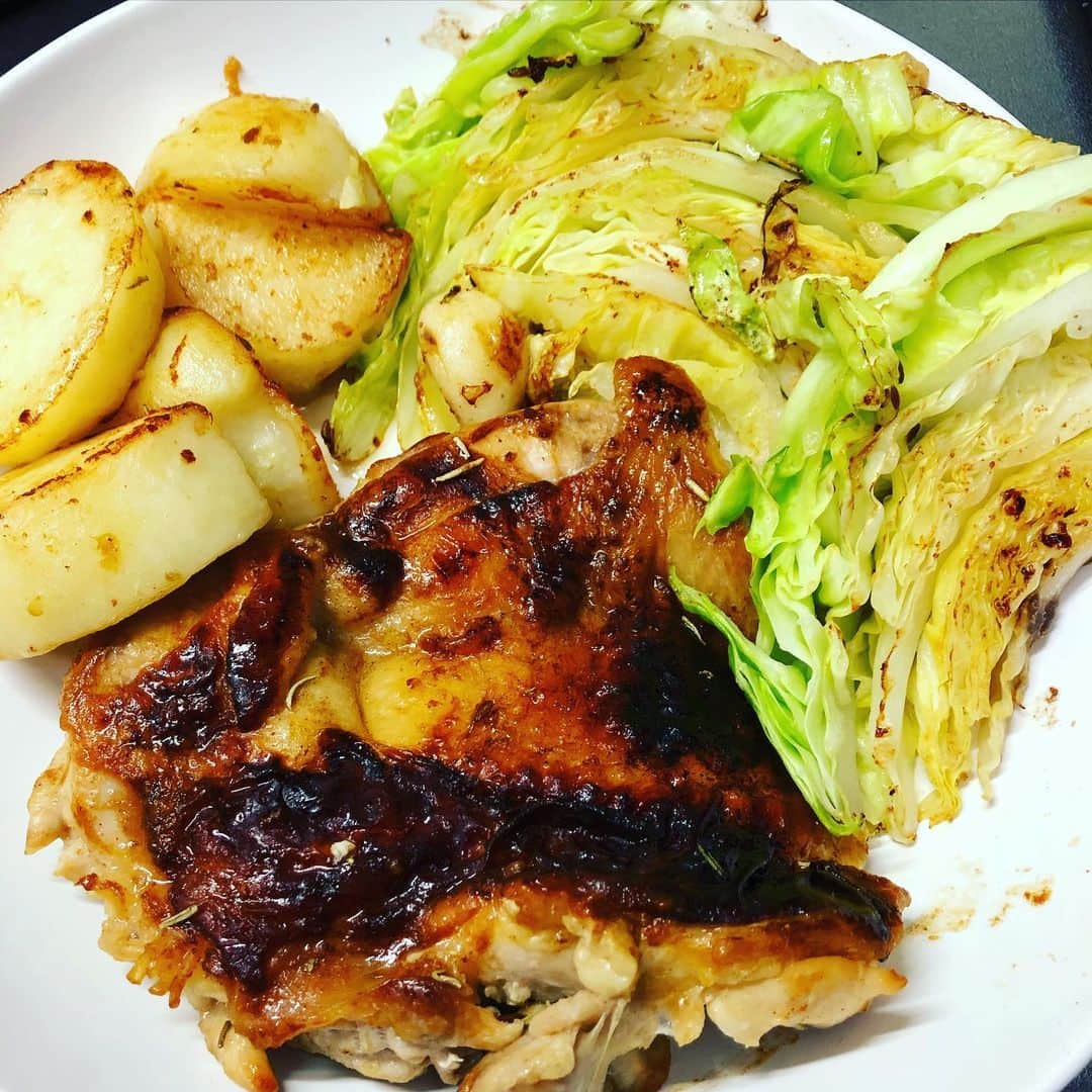 神尾佑さんのインスタグラム写真 - (神尾佑Instagram)「チキンステーキですね。 味付けは塩胡椒、皮目にコンソメをふりましたね。」5月13日 23時45分 - yu_kamio