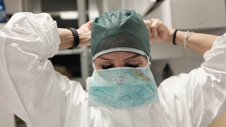 のインスタグラム：「Frontline healthcare workers are rising to the test every day to help us all get through this pandemic. We’re committed to doing the same.」