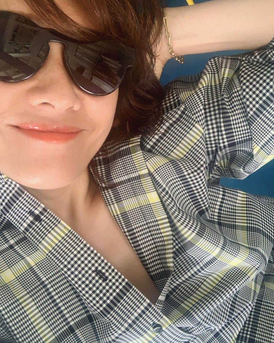 風間ゆみえのインスタグラム：「Tom cat🕶" って知ってる？  しっかり思い出せないのだけどこんな雰囲気だったかなぁ…と。 曲だけ頭に流れてきた. .. ♪凍るアスファルト急な坂、息もつかず思い切り駆け上がーるまるで、今にもくずれ落ちそうなロンリネス、、振られ気分ならロックンロール、ヘッドフォンのボリュームをあげあて、、 そう！『振られ気分でRock'n Roll』  全く関係ないですが、 ハンサムなチェックシャツとバレリーナ気分のブラックのスカートはともに @la_marine_francaise_official  です❣️ #yumie_k_style」