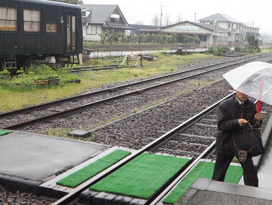 伊藤桃さんのインスタグラム写真 - (伊藤桃Instagram)「【#くま川鉄道 】の旅もいよいよラスト·····。 17:33 湯前駅発の列車にのって、終点人吉温泉駅へ。 たった約4時間のくま川鉄道の旅。 でも往復した区間もあり、あっというまに私にとって、 馴染み深い路線になりました(❁´ω`❁) 🛤 1枚目: 湯前駅をでてすぐ····· 霞ぎかった雄大な山々に、遠くに来たんだなあとひしひしと·····´`* 2枚目: 木上駅と同じく、ぽつん·····と待合所がたたずむばかりの東多良木駅。 ローカル線の味わい·····✨ こちらも国の#登録有形文化財 です(*^^*) 3枚目: 前にも載せましたが、やはりこの公立病院前駅ちかくの桜大好き🌸 🛤 4枚目: 何度も往復した区間と言えばこのあさぎり駅の#タブレット交換 ✨ 3回もみれました！うれしーい。 以前も動画のせましたがこちらも。 5枚目: タブレットをもちじっと列車をまつ鉄道員さん·····🥺✨ 6枚目: タブレットー！ 7枚目: 駅舎内をよーくみてみたら、鉄道記念館的なところでみたタブレット閉塞器の後ろ姿が…じーん(感動) 8枚目: 雨ニモマケズ。安全のために·····☔ 🛤 9枚目: 通表確認、の文字がよき。 10枚目: 肥後西村駅と川村駅の間で雄大な球磨川をわたり····· 🛤 終点、人吉温泉駅にとーちゃく！ 20投稿にも渡った(!!)ながーい1日も、ここにて、終点です。 人吉温泉の温泉旅館がこの日のお宿でした🥰 九州旅行、最終日は肥薩線おりまくりのたび！ よかったらぜひみてね(*^^*)」5月13日 23時58分 - itomomo_tetsu