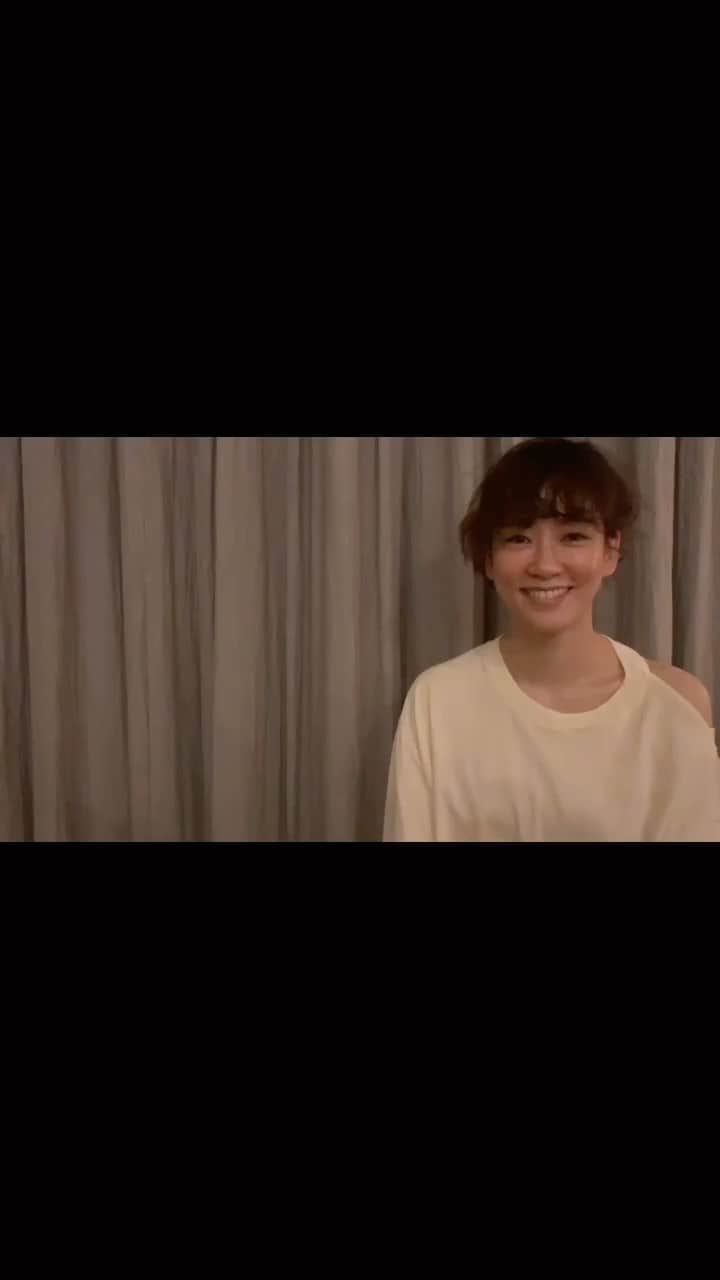 のインスタグラム：「こんばんは🌙 二階堂ふみちゃんより絵本を読むバトンを受け取りました。  この絵本のストーリーは作者とわたし以外きっと誰も知りません、なぜなら世界で一冊しかない絵本だからです。 大切な友人がわたしを励ます為に描いてくれた作品でありわたしの宝物です。  読む人の解釈によっていろんな形に変化するこの絵本のパワーをかりて、いま皆さんの心を励まし勇気づけたいと思いこの絵本に決めました。  とても短いお話であっという間に終わってしまいますが、素敵な絵と一緒にご覧ください。  次のバトンは恵梨香に繋ぎます。  おやすみなさい😴  @fumi_nikaido @toda_erika.official #チクチクした夜に」