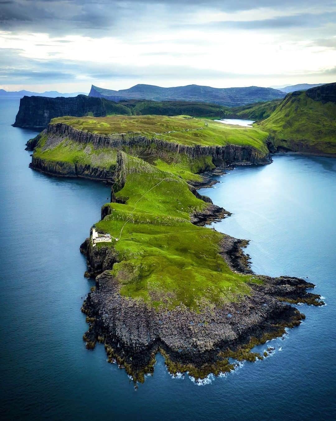 PolarProさんのインスタグラム写真 - (PolarProInstagram)「Photo of the Day: At the edge of the world ⛰ | Shot on #DJI #Mavic2Pro #CinemaSeries ND4/PL | 📸: @intothefab」5月14日 0時15分 - polarpro