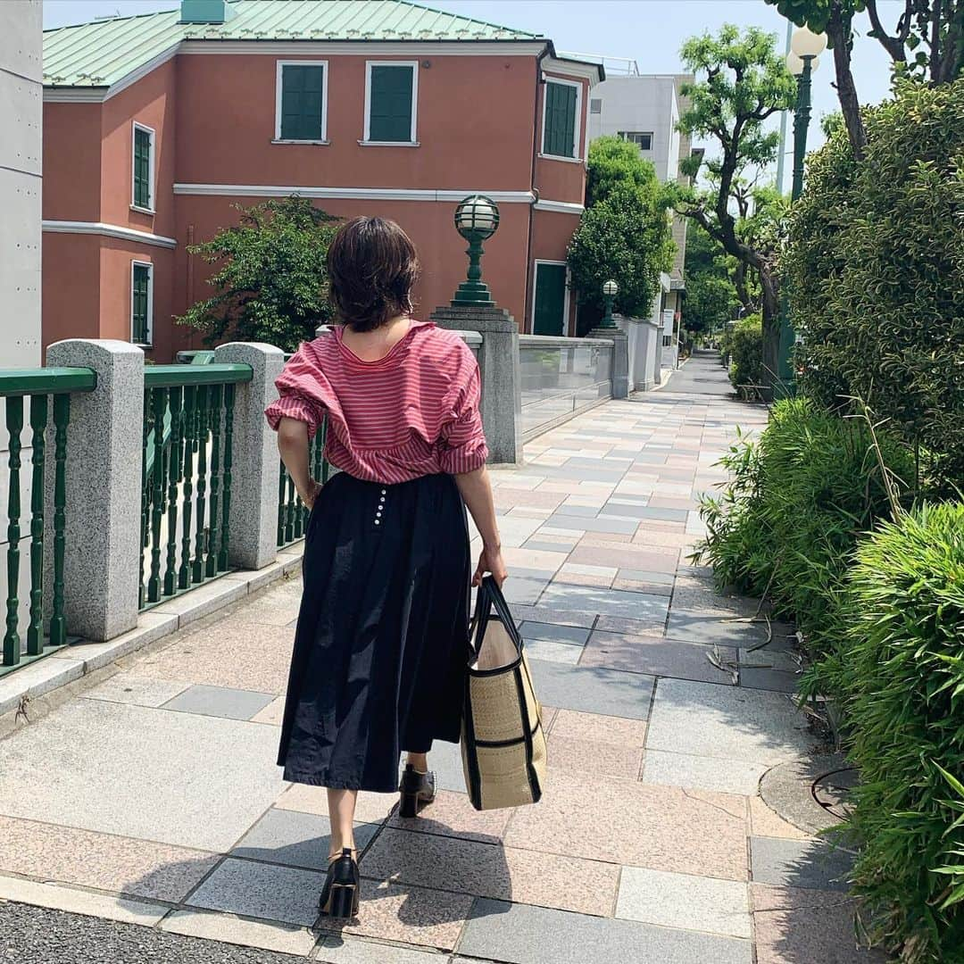 風間ゆみえさんのインスタグラム写真 - (風間ゆみえInstagram)「🕶 Wednesday🕶 . . ○Red striped shirt ○dark navy skirt @la_marine_francaise_official . ○Shoes. @jilsander . ○Bag @ronhermanjp . . このストライプシャツはとても着やすいですよ！ブルーや、ホワイトなど他にもカラーがたくさんあります。  ブラックのギャザースカートも便利！ 他にはグラスグリーンと、おもちゃみたいでキッチュなピンクがありますよ‼︎ webストアや、Instagramからご覧ください😊💕 #yumie_k_style」5月14日 0時32分 - yumie_kazama