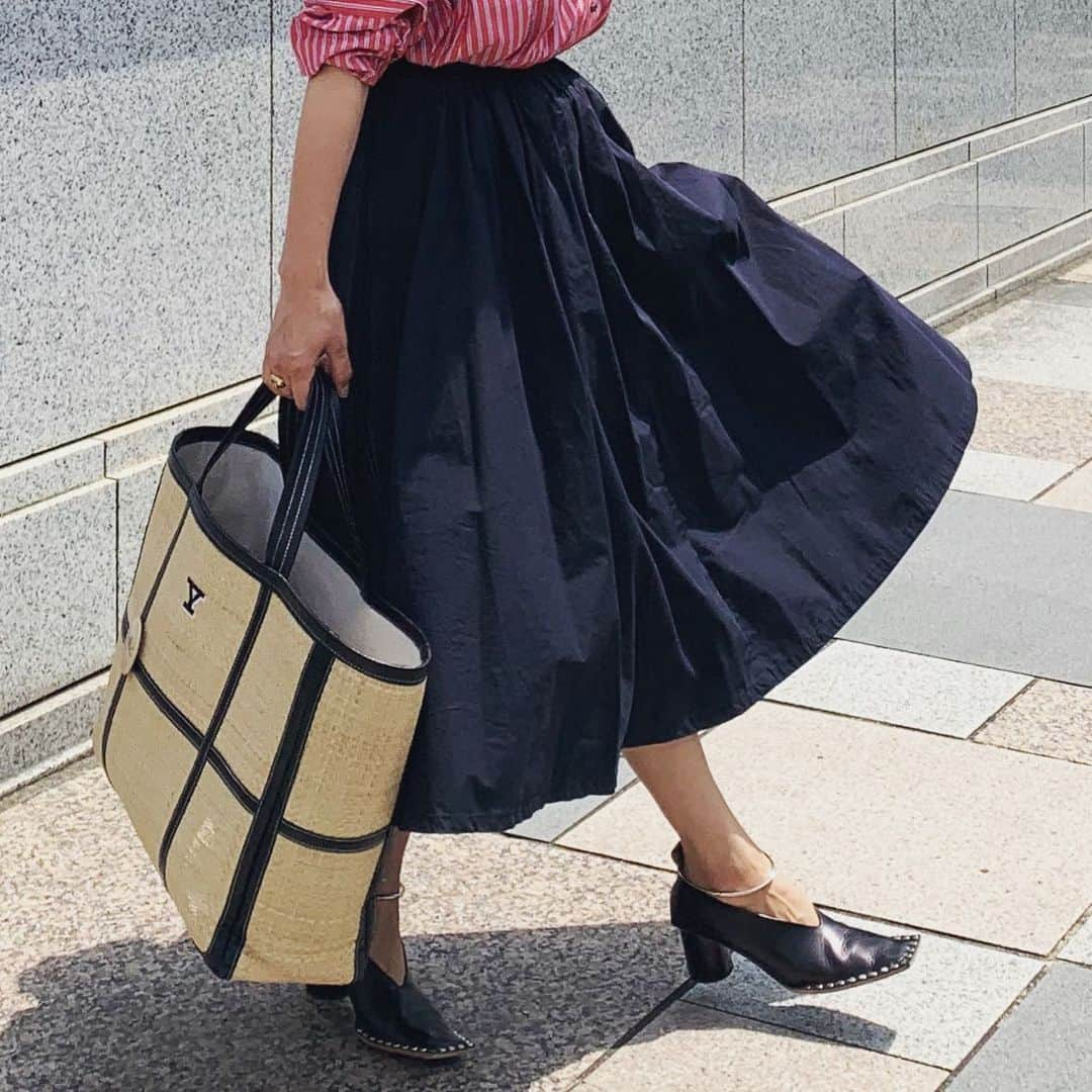 風間ゆみえさんのインスタグラム写真 - (風間ゆみえInstagram)「🕶 Wednesday🕶 . . ○Red striped shirt ○dark navy skirt @la_marine_francaise_official . ○Shoes. @jilsander . ○Bag @ronhermanjp . . このストライプシャツはとても着やすいですよ！ブルーや、ホワイトなど他にもカラーがたくさんあります。  ブラックのギャザースカートも便利！ 他にはグラスグリーンと、おもちゃみたいでキッチュなピンクがありますよ‼︎ webストアや、Instagramからご覧ください😊💕 #yumie_k_style」5月14日 0時32分 - yumie_kazama