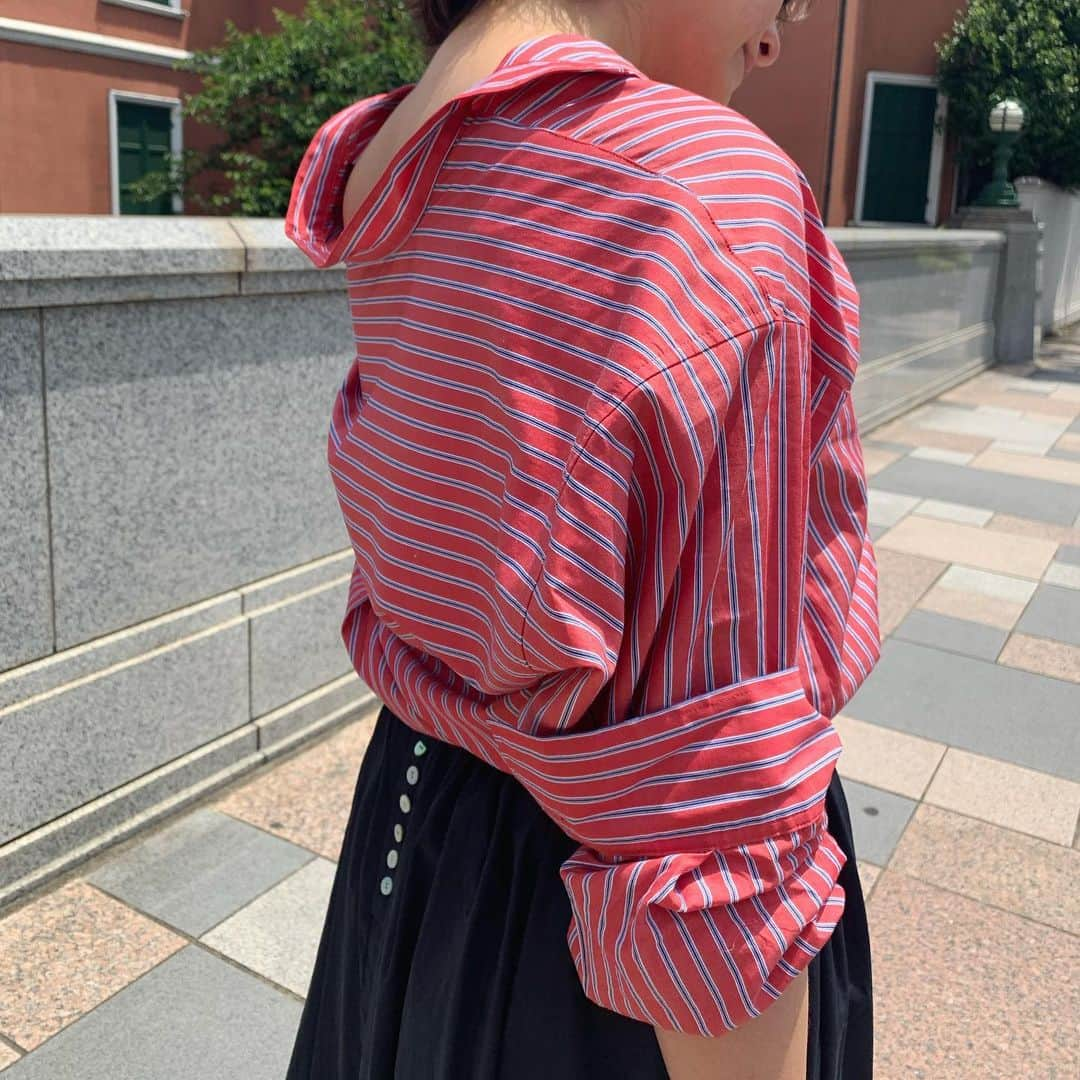 風間ゆみえさんのインスタグラム写真 - (風間ゆみえInstagram)「🕶 Wednesday🕶 . . ○Red striped shirt ○dark navy skirt @la_marine_francaise_official . ○Shoes. @jilsander . ○Bag @ronhermanjp . . このストライプシャツはとても着やすいですよ！ブルーや、ホワイトなど他にもカラーがたくさんあります。  ブラックのギャザースカートも便利！ 他にはグラスグリーンと、おもちゃみたいでキッチュなピンクがありますよ‼︎ webストアや、Instagramからご覧ください😊💕 #yumie_k_style」5月14日 0時32分 - yumie_kazama