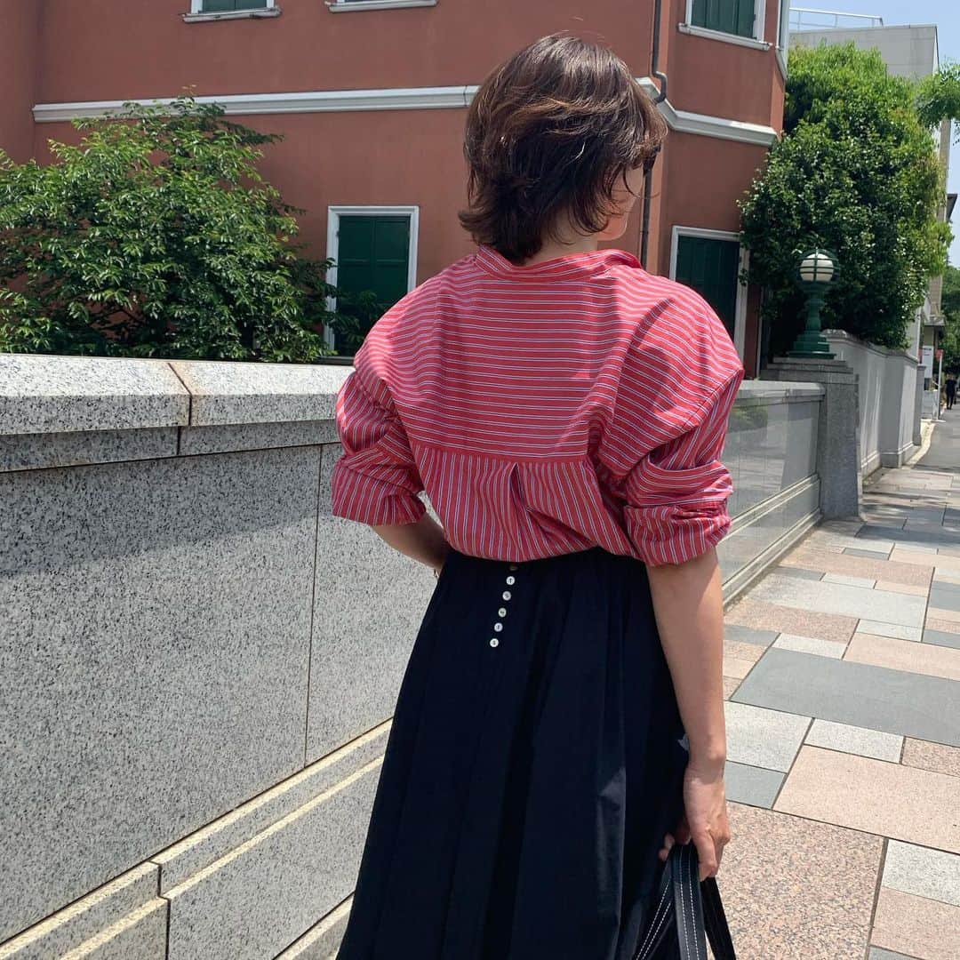 風間ゆみえのインスタグラム：「🕶 Wednesday🕶 . . ○Red striped shirt ○dark navy skirt @la_marine_francaise_official . ○Shoes. @jilsander . ○Bag @ronhermanjp . . このストライプシャツはとても着やすいですよ！ブルーや、ホワイトなど他にもカラーがたくさんあります。  ブラックのギャザースカートも便利！ 他にはグラスグリーンと、おもちゃみたいでキッチュなピンクがありますよ‼︎ webストアや、Instagramからご覧ください😊💕 #yumie_k_style」