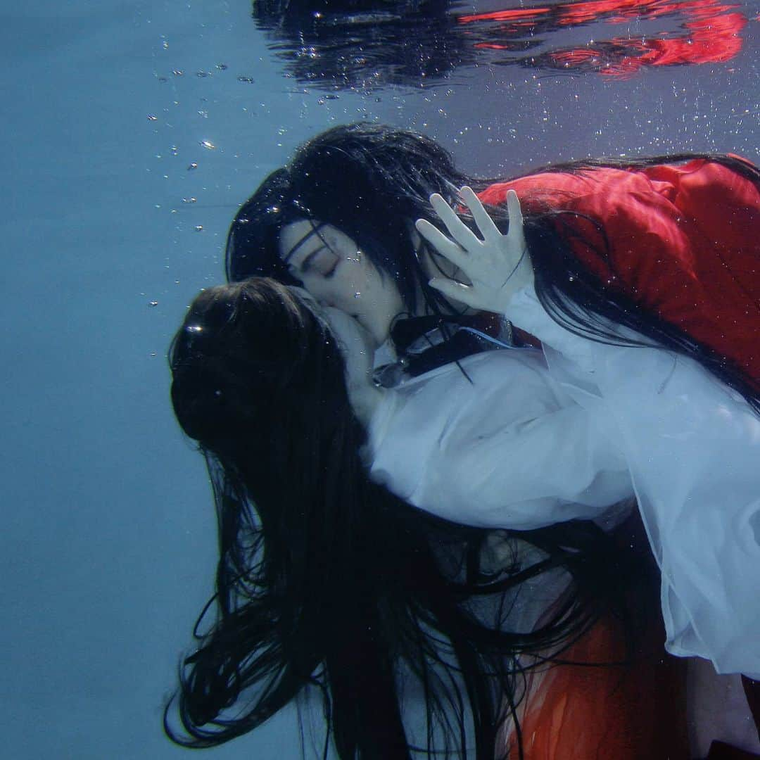 Gesha Petrovichさんのインスタグラム写真 - (Gesha PetrovichInstagram)「Preview from underwater photoshoot. Happy to share it with you 😉💕🔥 Heaven's official blessing novel Me as Hua Cheng and @goldi_dolti as Xie Lian Incredible works of talents photographers @voblarussia & @diemaru 💕 You can  order physical prints and merch in my fan shop😉😗 Etsy.com/shop/GeshaPrintShop Or get full photos  on P❤️treon subscribe for more😉」5月14日 0時34分 - petrovichgesha